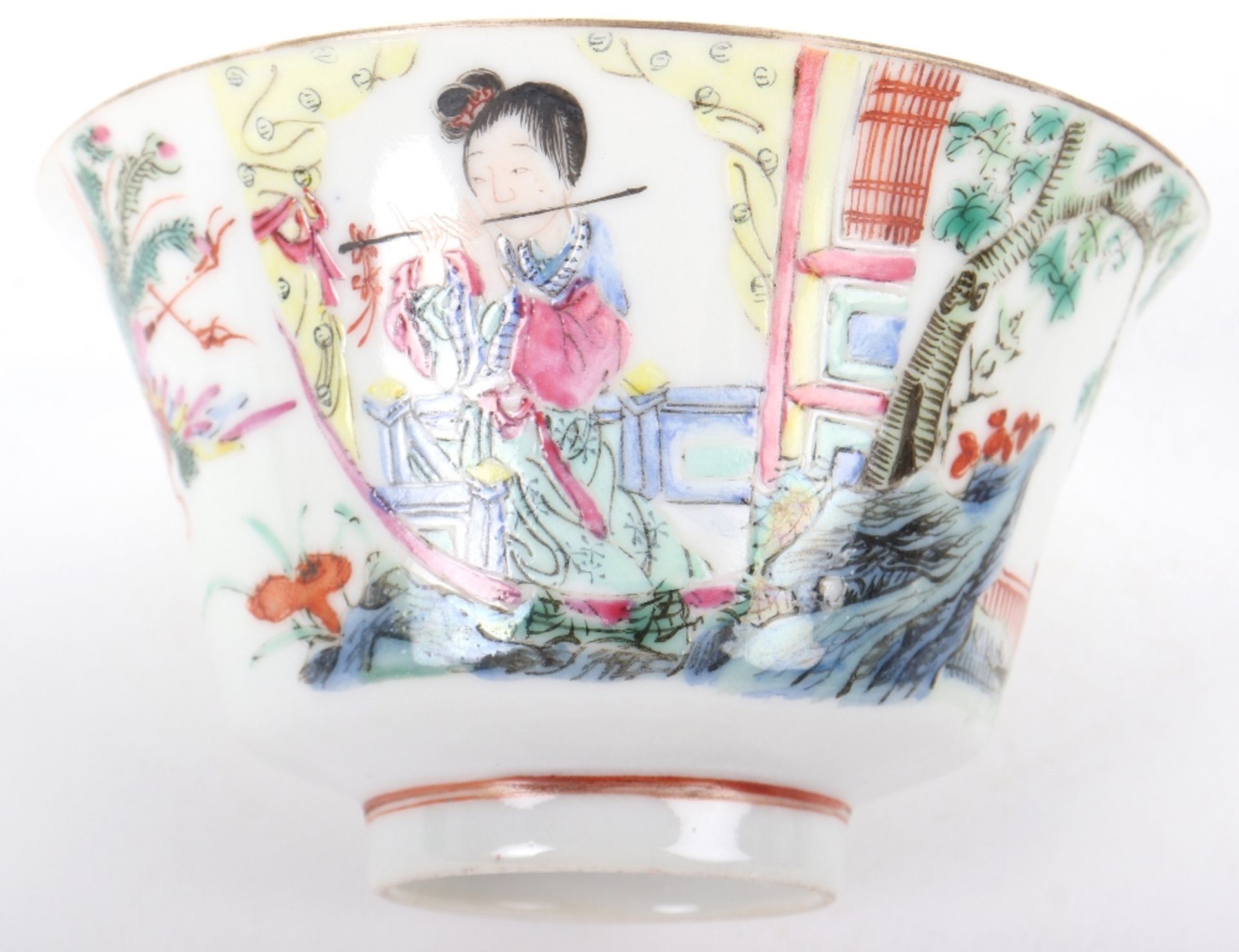 A pair of late 19th century Chinese famille rose porcelain bowls - Image 8 of 12