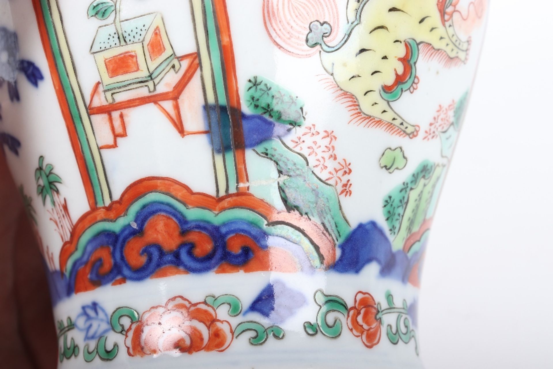 A Chinese Wucai vase decorated with qilin, possibly 17th century - Image 19 of 29