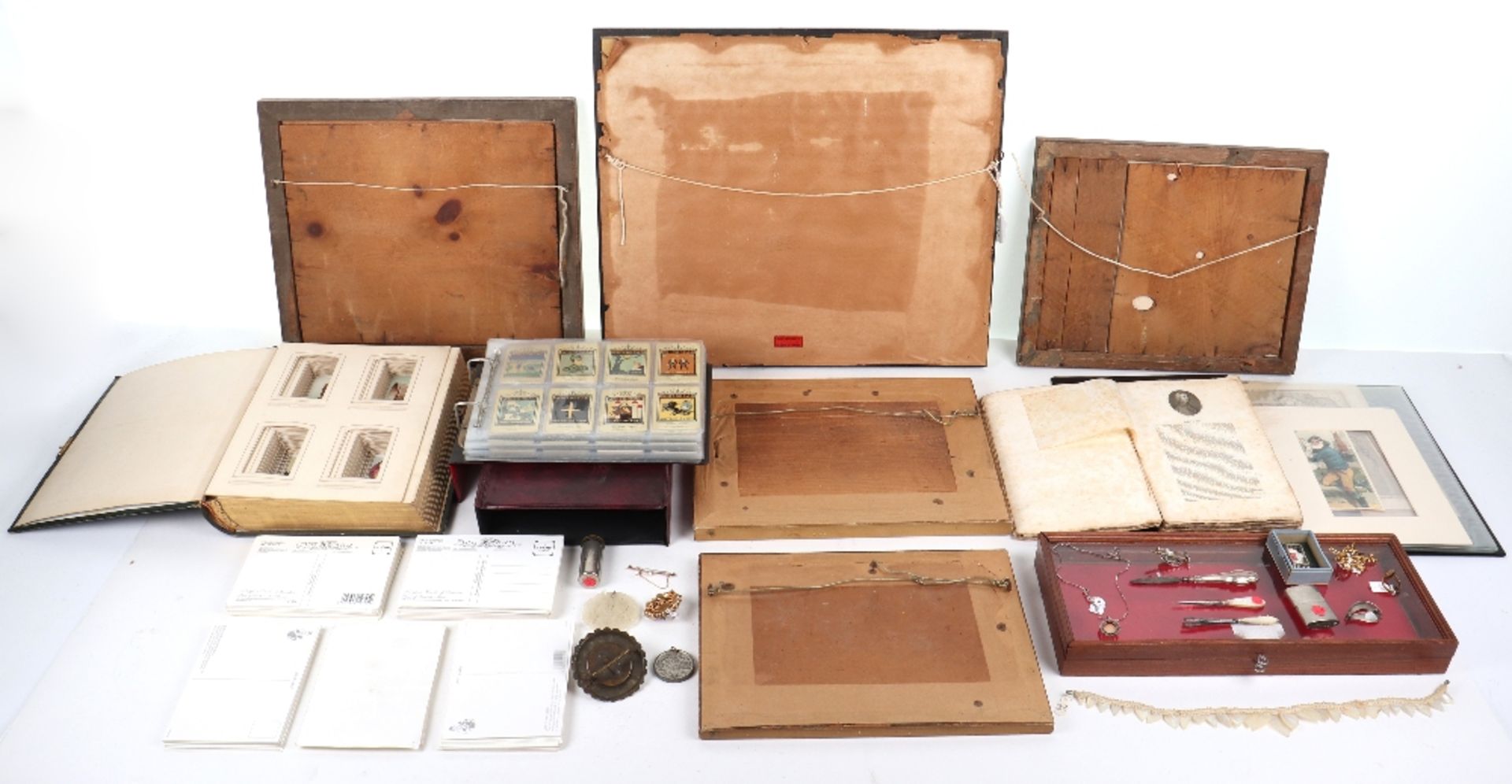 A box of miscellaneous items - Image 11 of 24