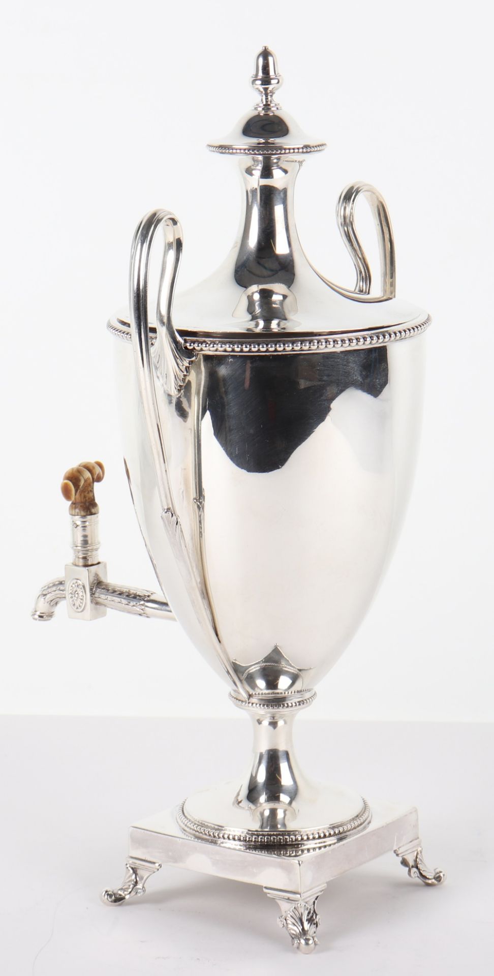 A George III silver coffee urn, Daniel Smith & Robert Sharp, London 1784 - Bild 3 aus 16