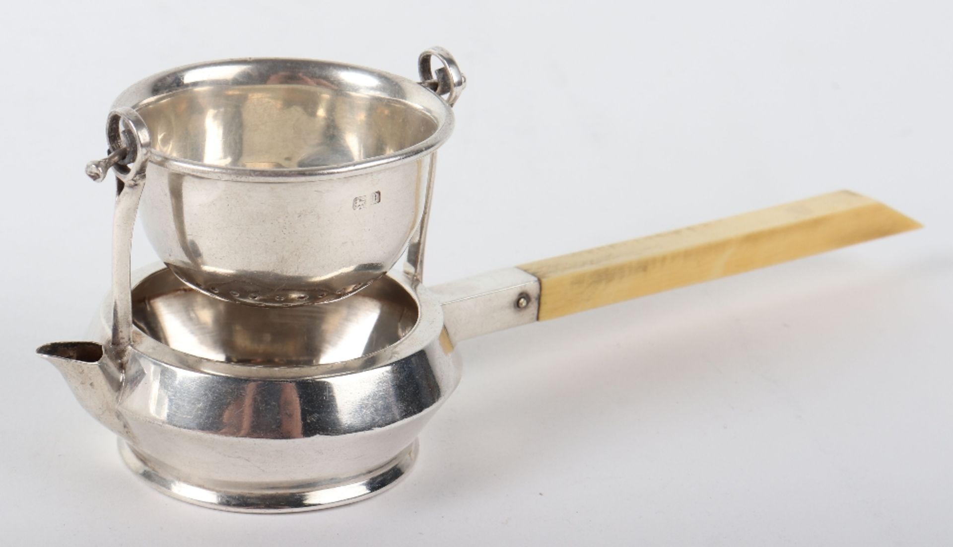 An Art Deco silver tea strainer, Atkin Brothers, Birmingham 1932 - Image 2 of 5