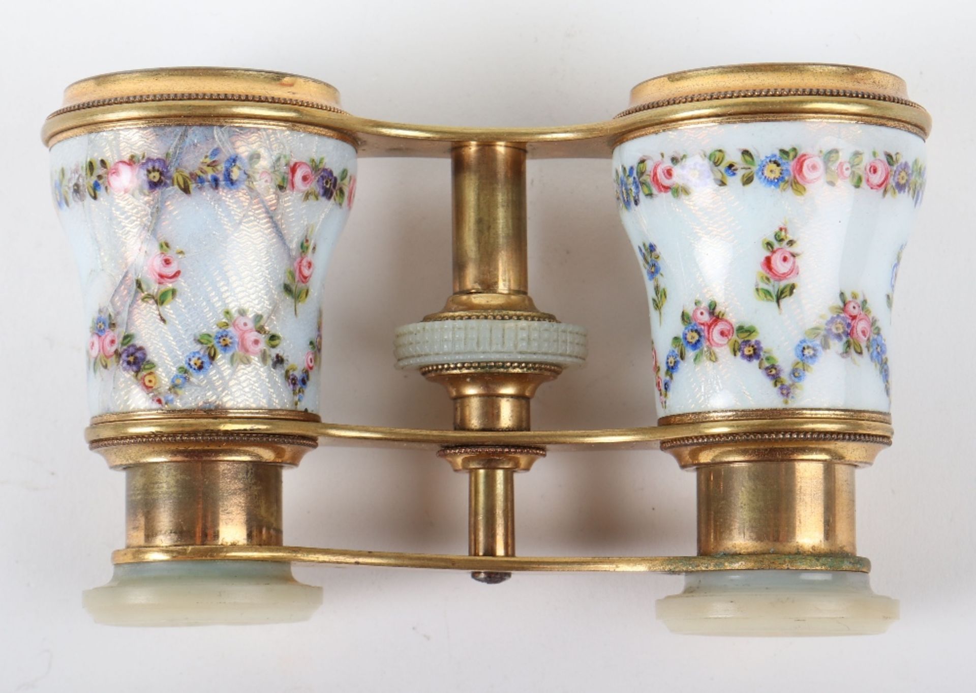 A pair of mother of pearl and guilloche enamel opera glasses - Bild 2 aus 5
