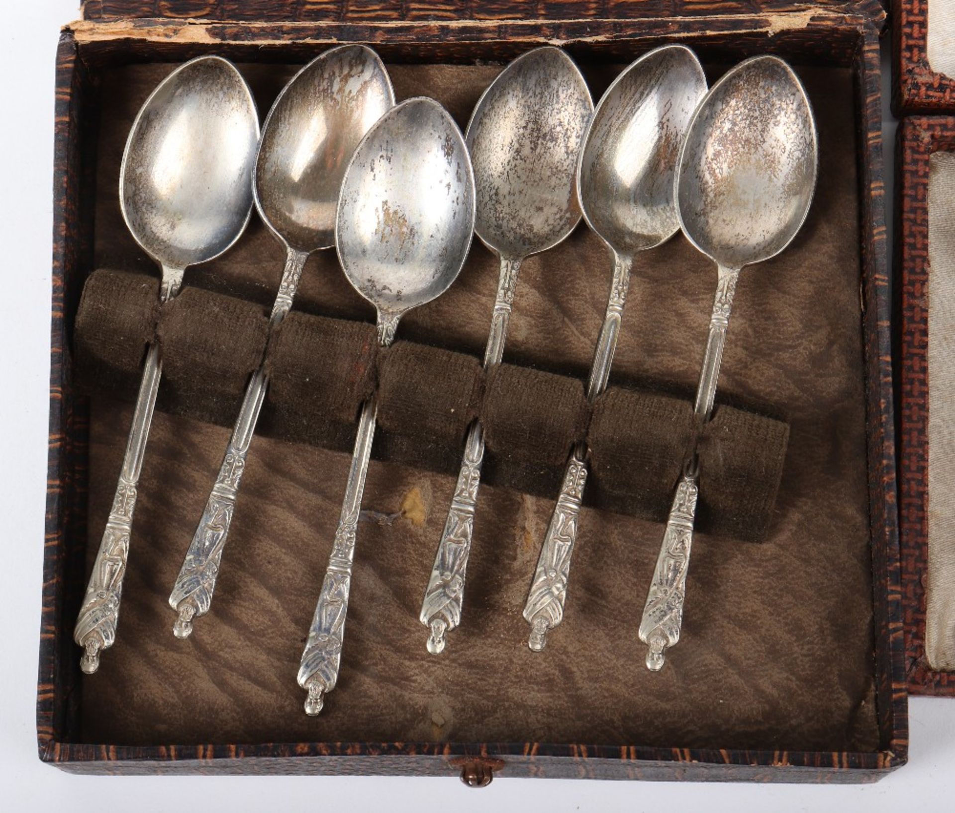 A set of six silver plated Apostle spoons with a set of silver plated cased butter knives - Image 2 of 5