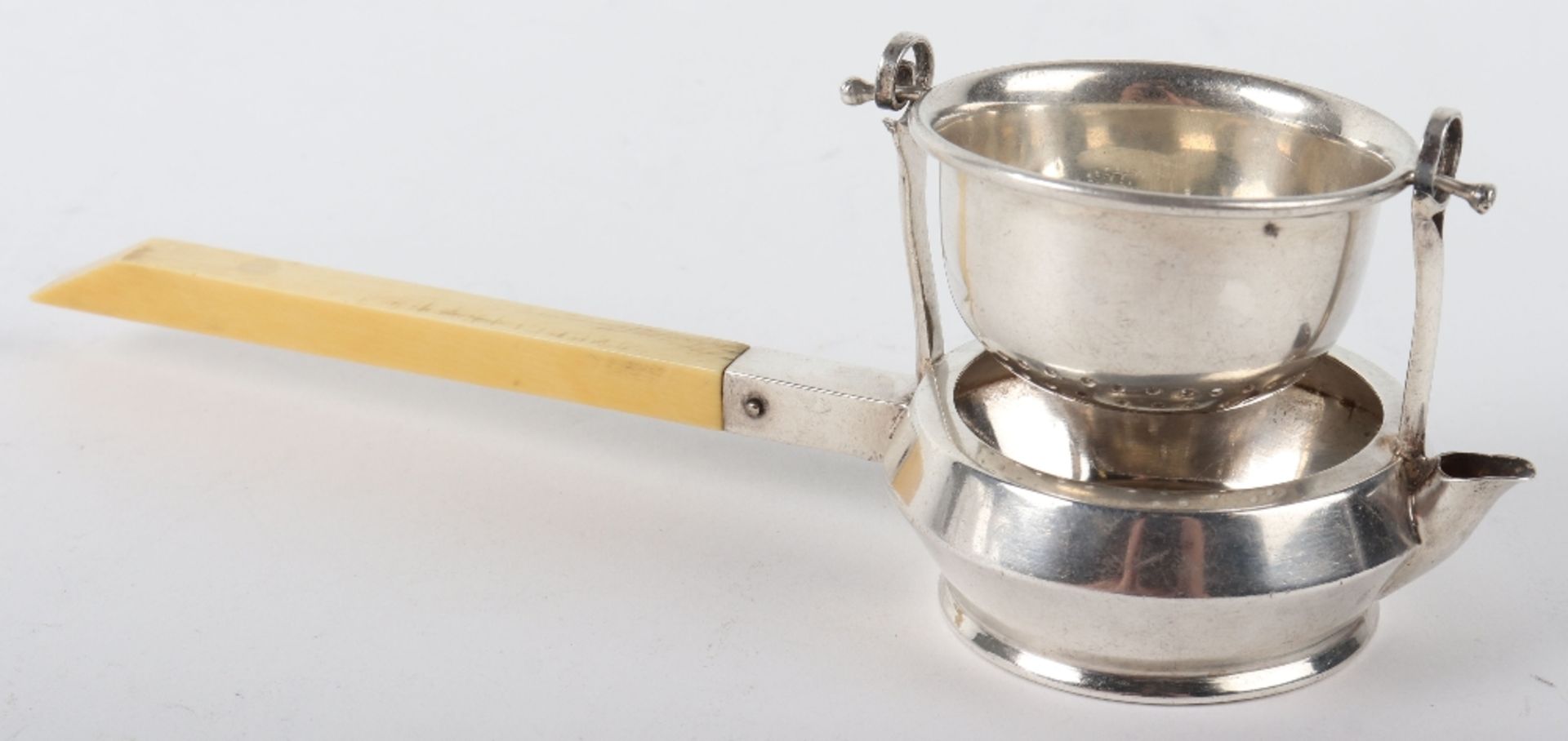 An Art Deco silver tea strainer, Atkin Brothers, Birmingham 1932 - Image 3 of 5