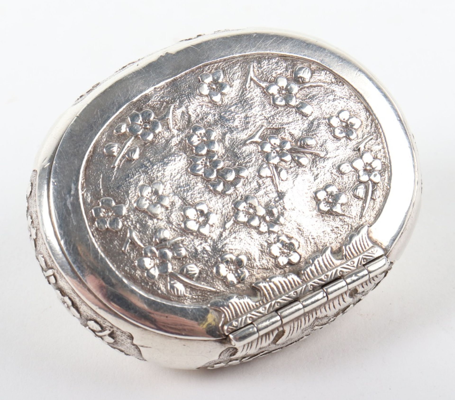 A rare late 17th/early 18th century squeeze sided silver snuff box in the Chinese style, - Bild 5 aus 5