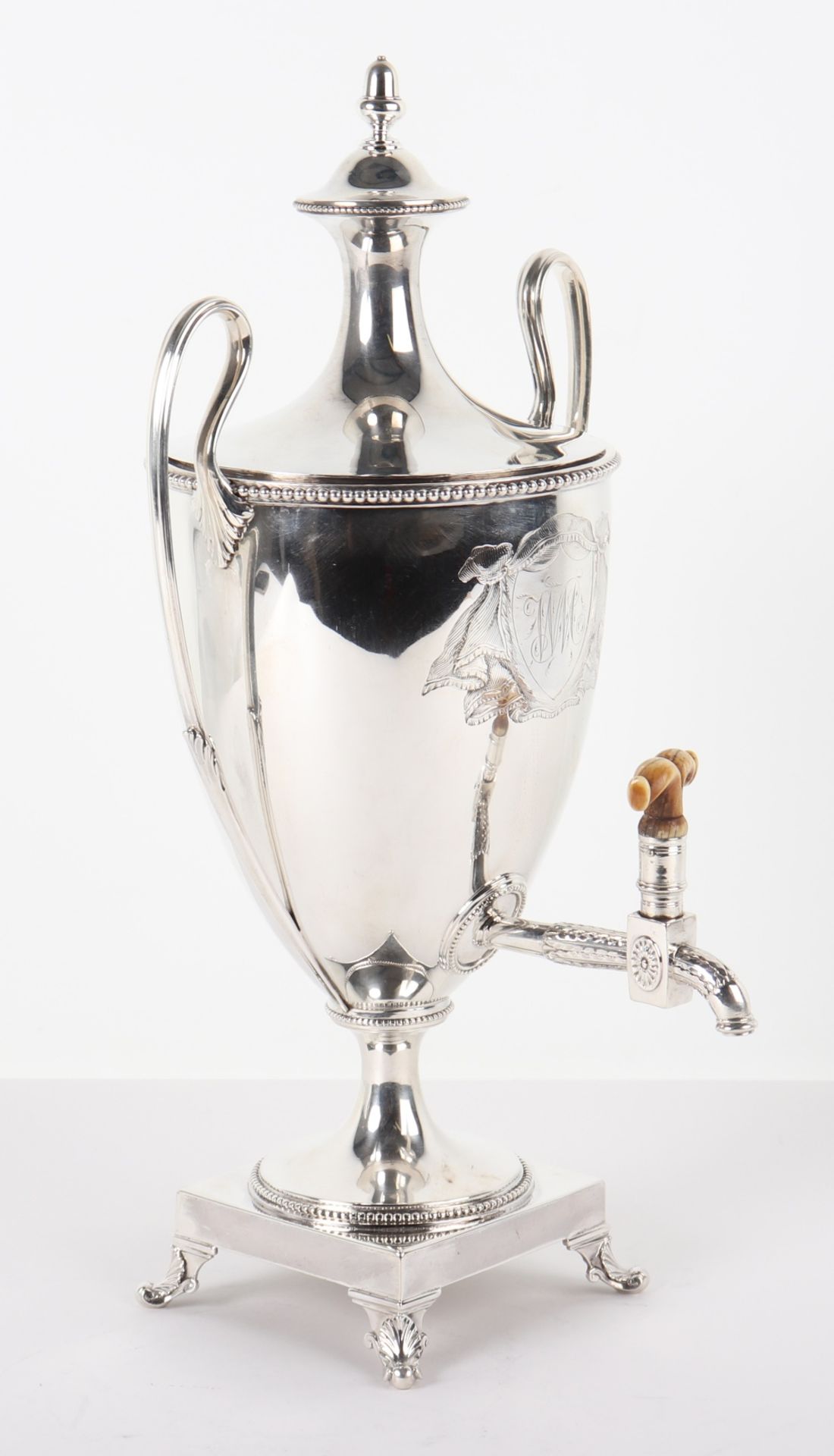 A George III silver coffee urn, Daniel Smith & Robert Sharp, London 1784 - Bild 6 aus 16