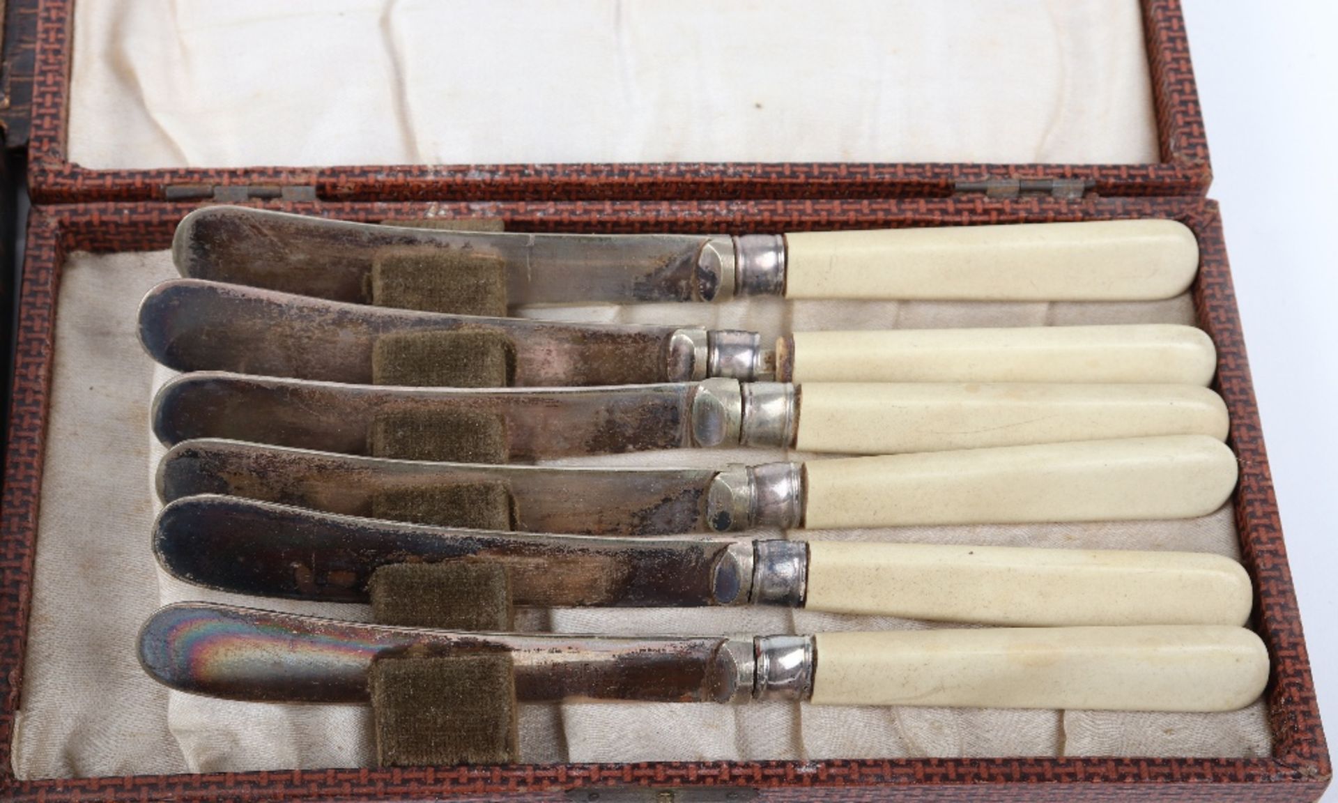 A set of six silver plated Apostle spoons with a set of silver plated cased butter knives - Image 3 of 5