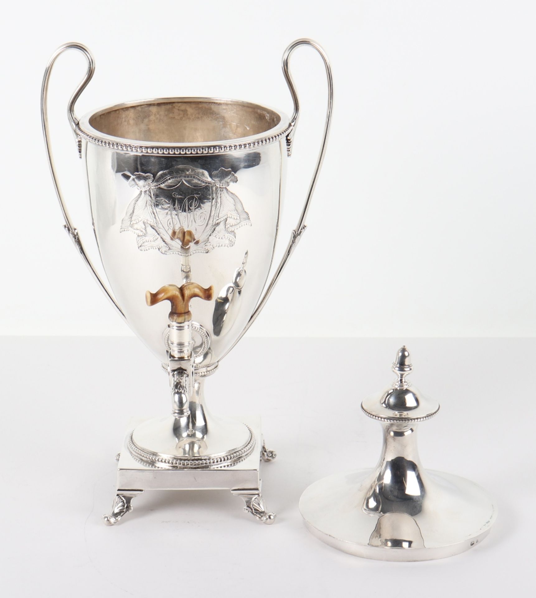 A George III silver coffee urn, Daniel Smith & Robert Sharp, London 1784 - Bild 10 aus 16