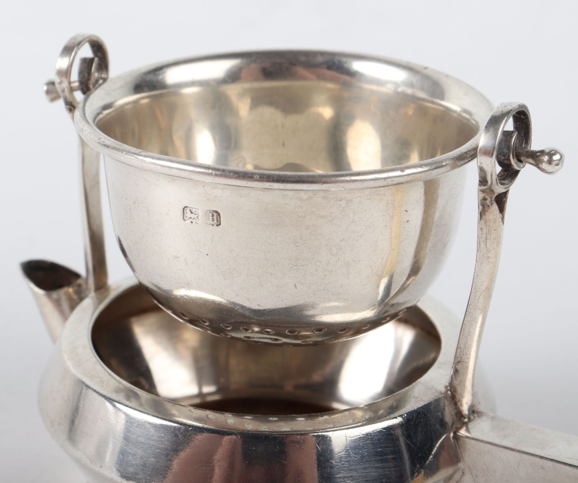 An Art Deco silver tea strainer, Atkin Brothers, Birmingham 1932 - Image 4 of 5