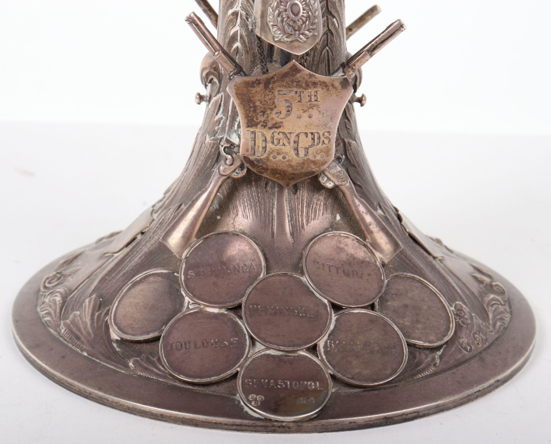 An impressive 19th century military silver tazza/centrepiece commemorating the 5th Royal Inniskilli - Bild 3 aus 10