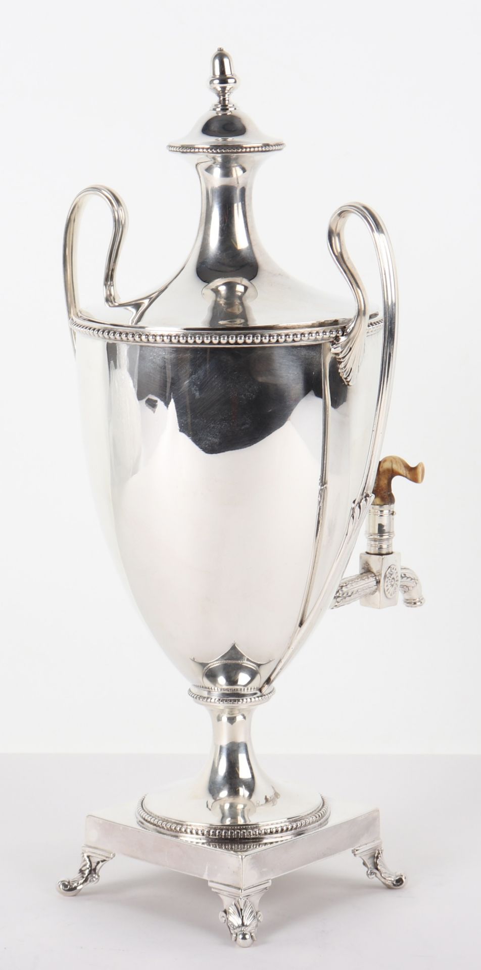 A George III silver coffee urn, Daniel Smith & Robert Sharp, London 1784 - Bild 5 aus 16