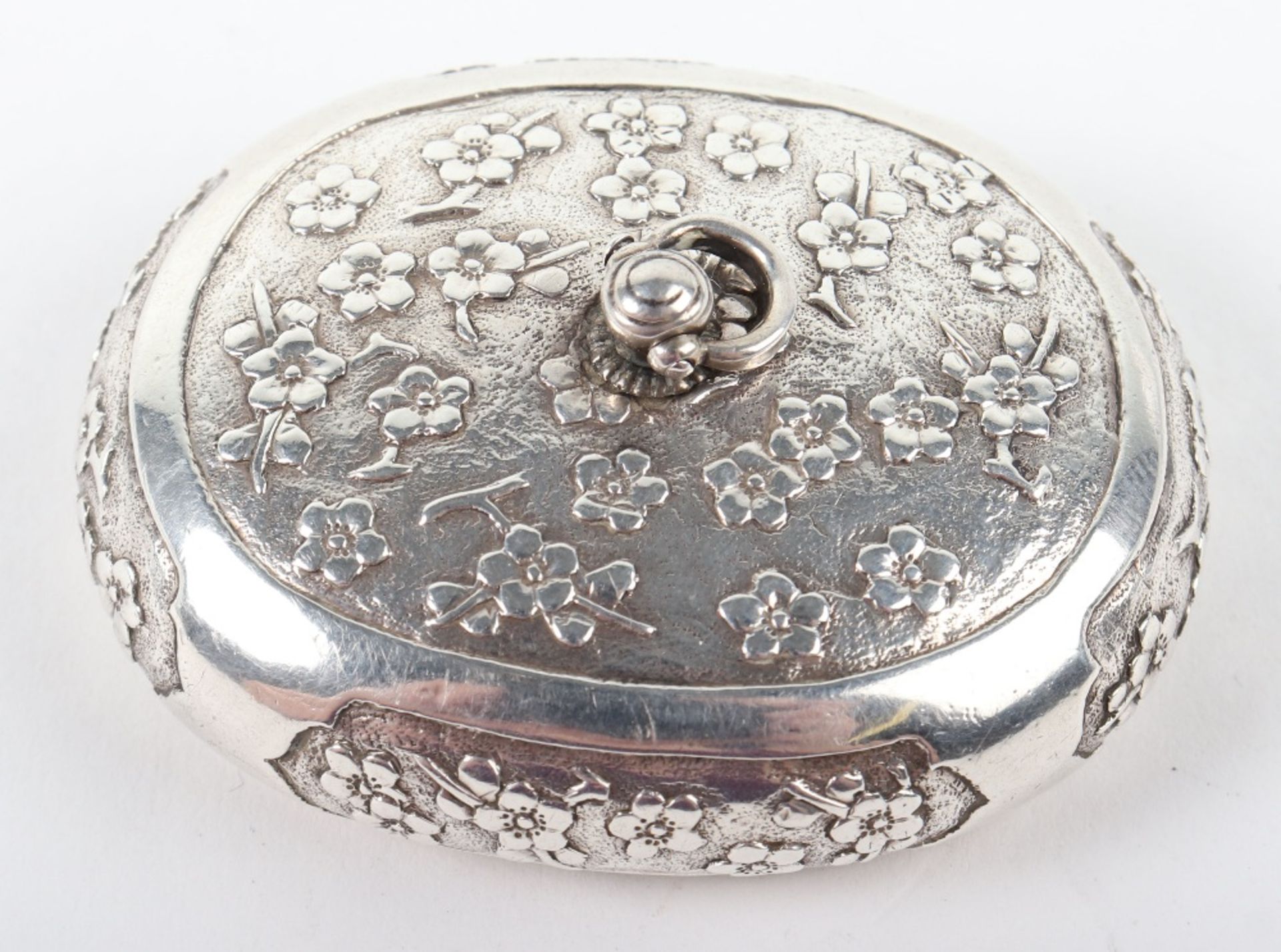 A rare late 17th/early 18th century squeeze sided silver snuff box in the Chinese style, - Bild 3 aus 5