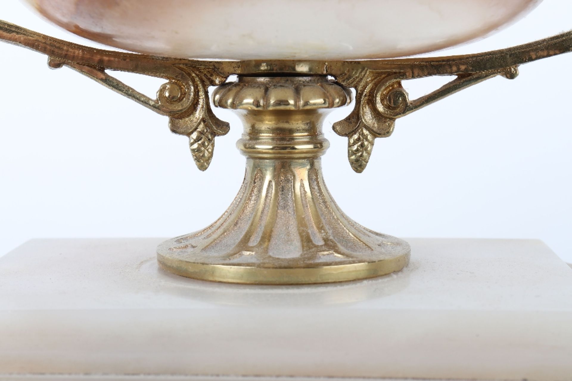 A 19th century French bronze and white marble mantle clock, by Richond, 11B Montmartre - Bild 3 aus 10