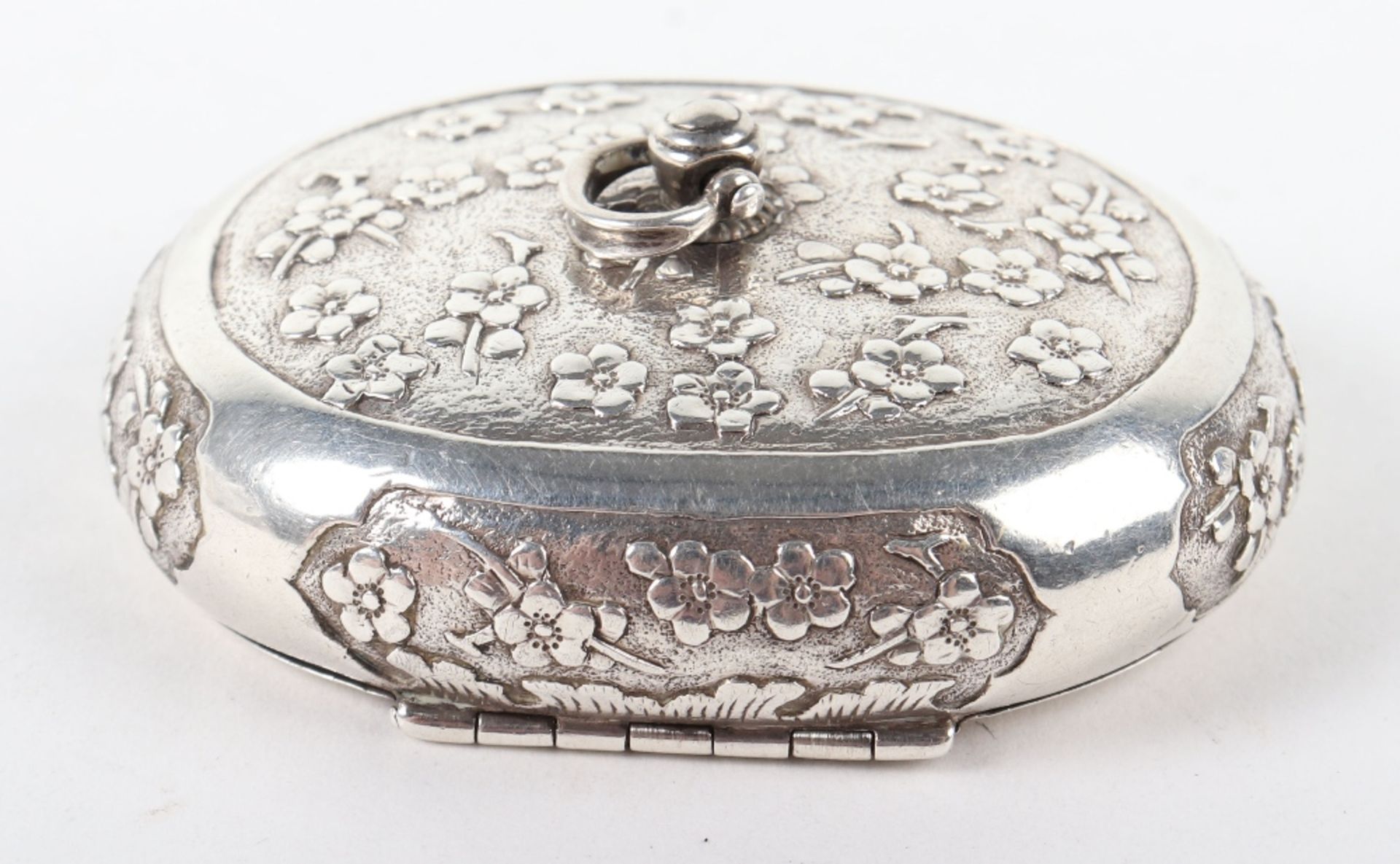 A rare late 17th/early 18th century squeeze sided silver snuff box in the Chinese style, - Bild 2 aus 5