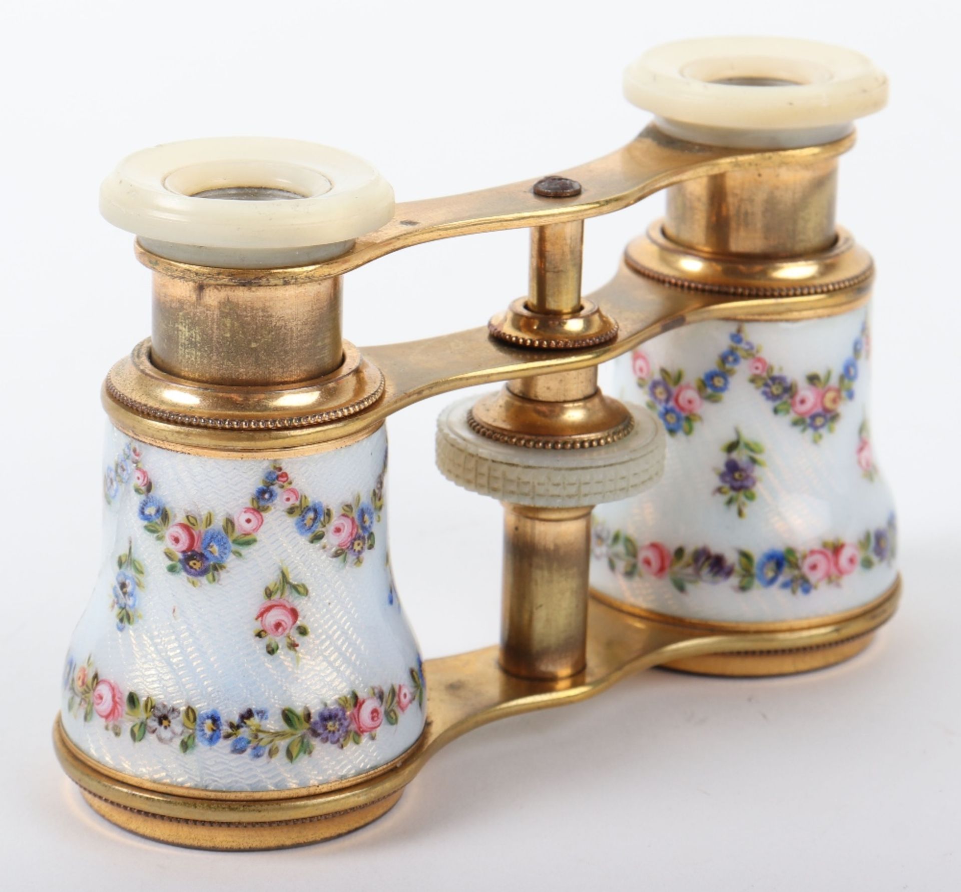 A pair of mother of pearl and guilloche enamel opera glasses - Bild 4 aus 5