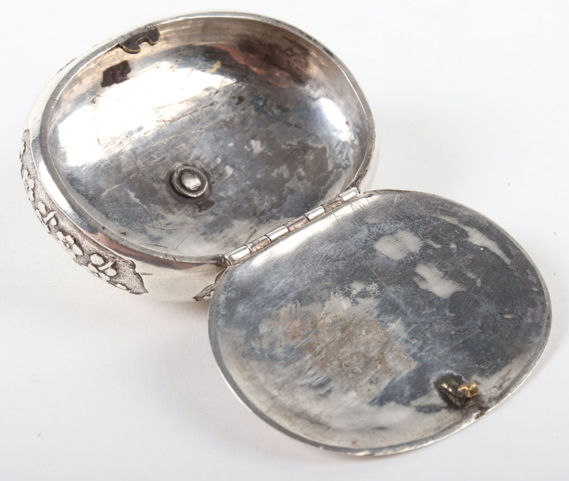 A rare late 17th/early 18th century squeeze sided silver snuff box in the Chinese style, - Bild 4 aus 5