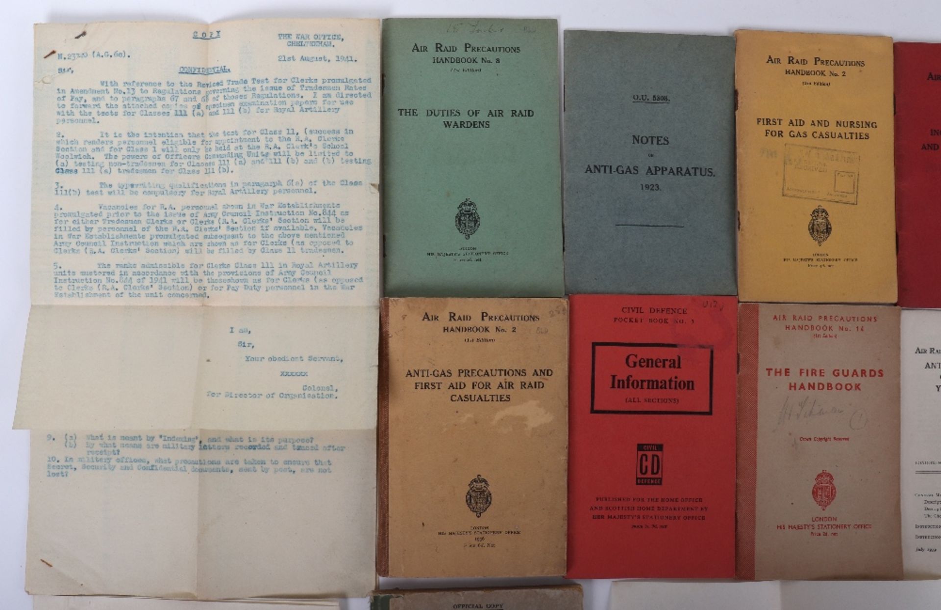 Collection of Mainly Wartime Air Raid Manuals - Bild 2 aus 7