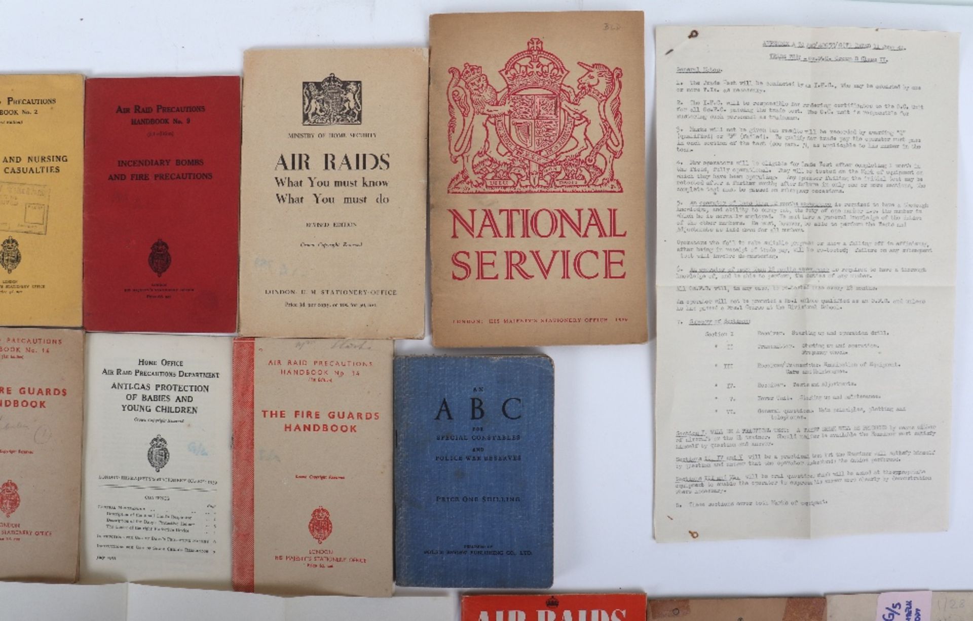 Collection of Mainly Wartime Air Raid Manuals - Bild 6 aus 7