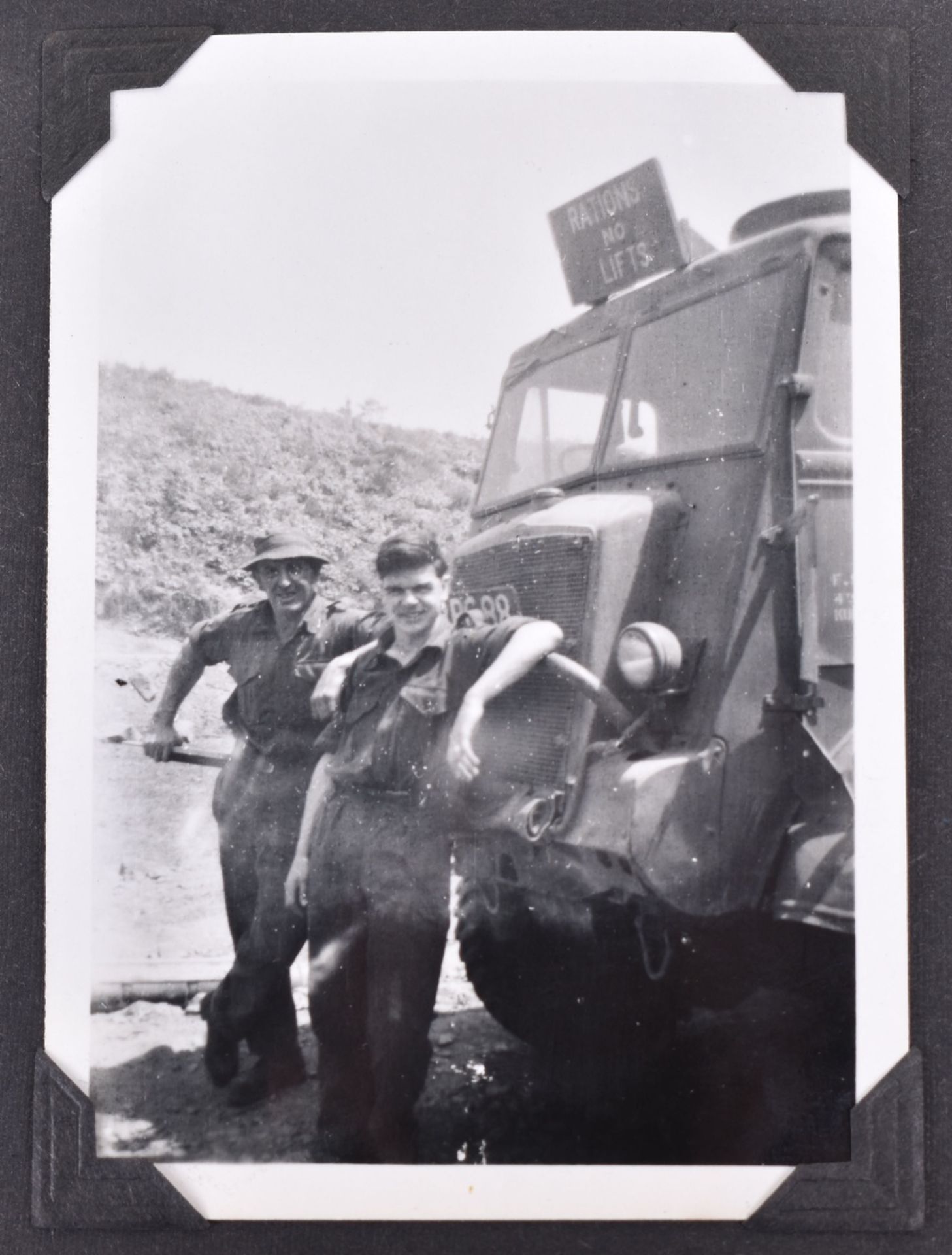 Korean War Photograph Album 61st Light Anti-Aircraft / Searchlight Regiment Royal Artillery - Bild 2 aus 14