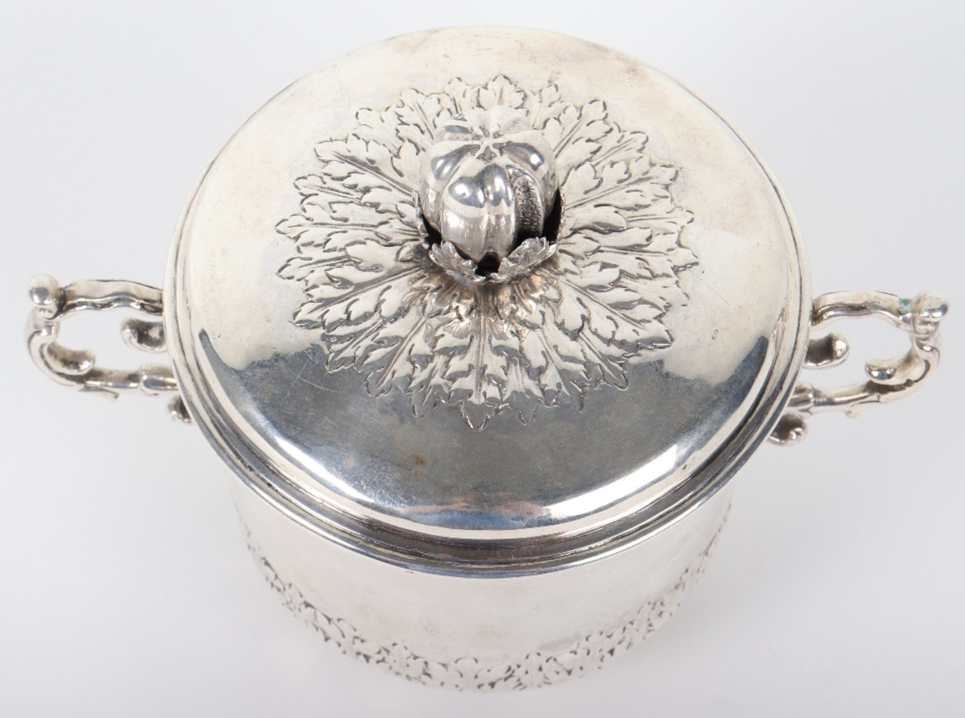 An 18th century porringer with cover, unmarked - Bild 7 aus 10