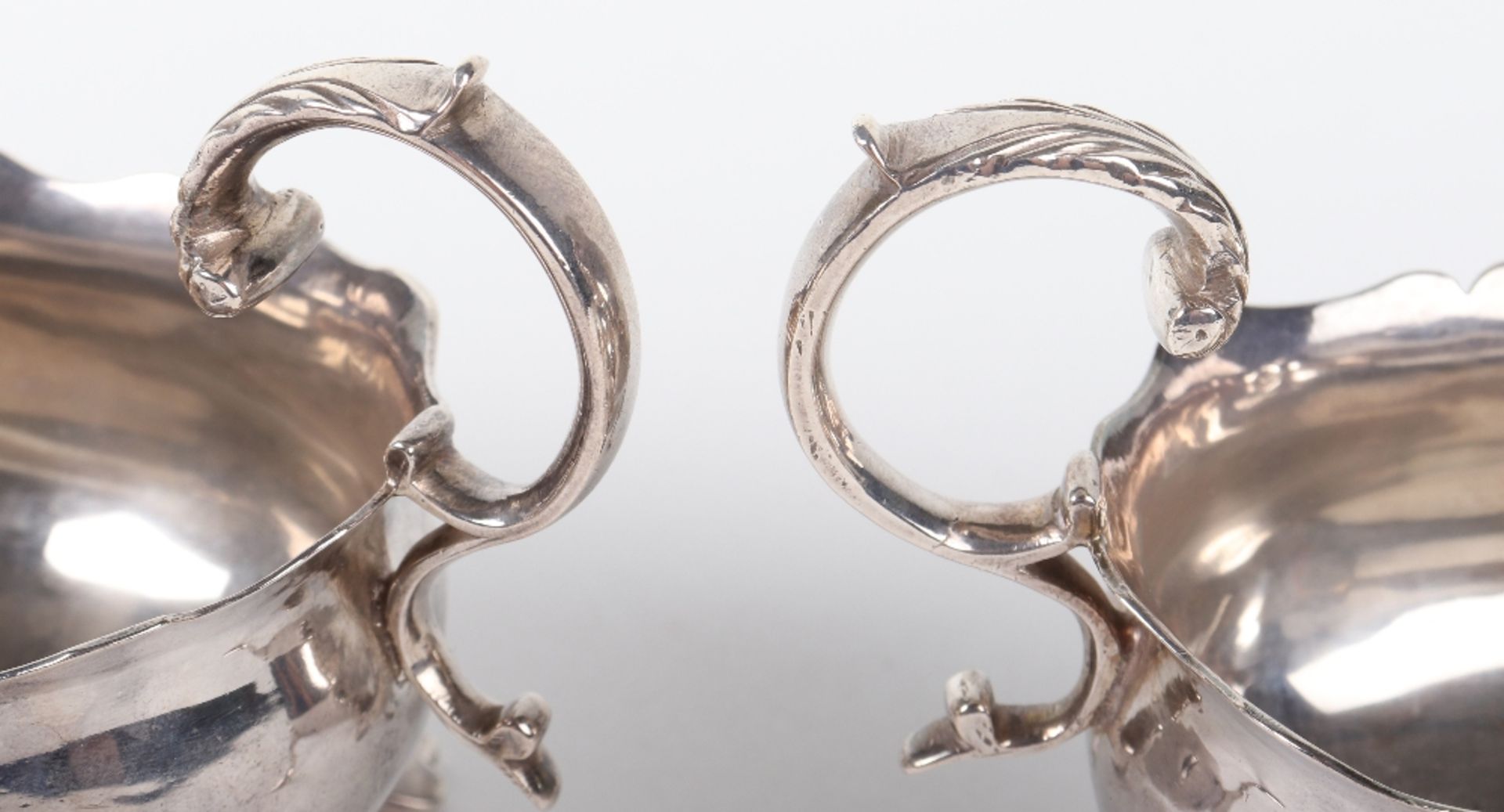 A pair of George II silver sauce boats of small proportions, Alexander Johnston, London 1759 - Bild 6 aus 8