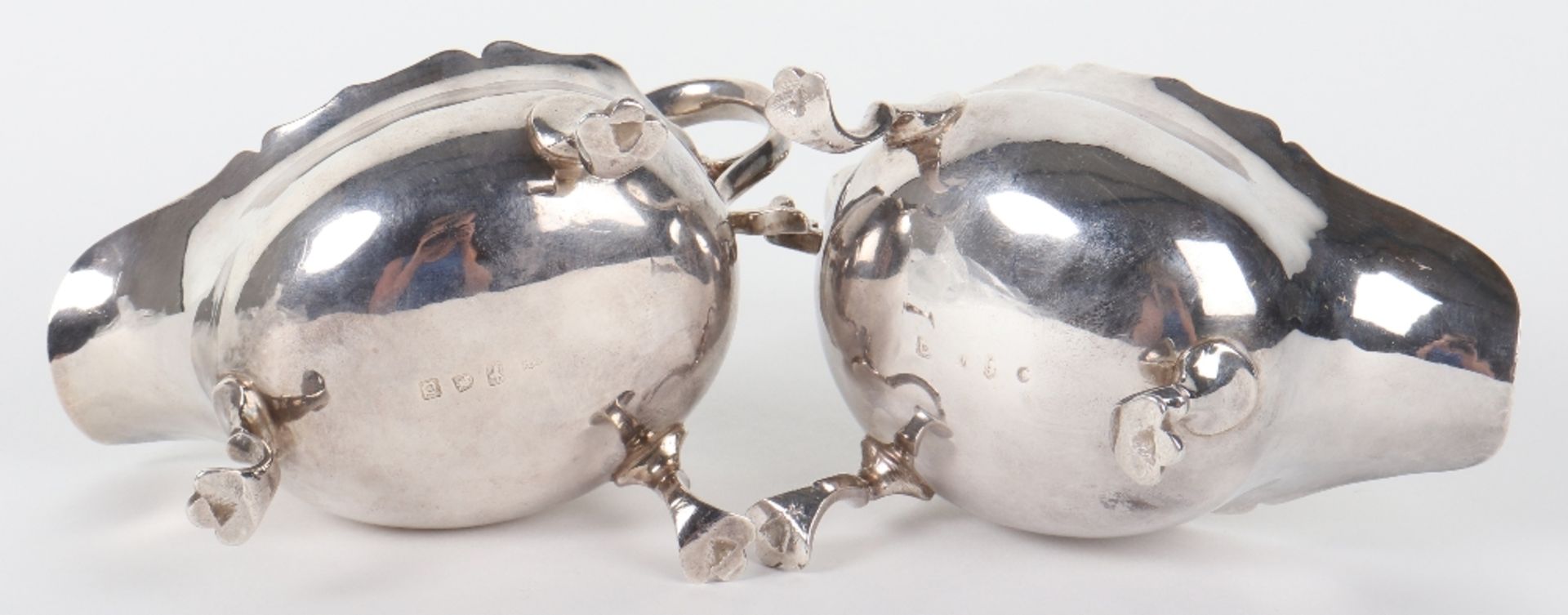 A pair of George II silver sauce boats of small proportions, Alexander Johnston, London 1759 - Bild 3 aus 8