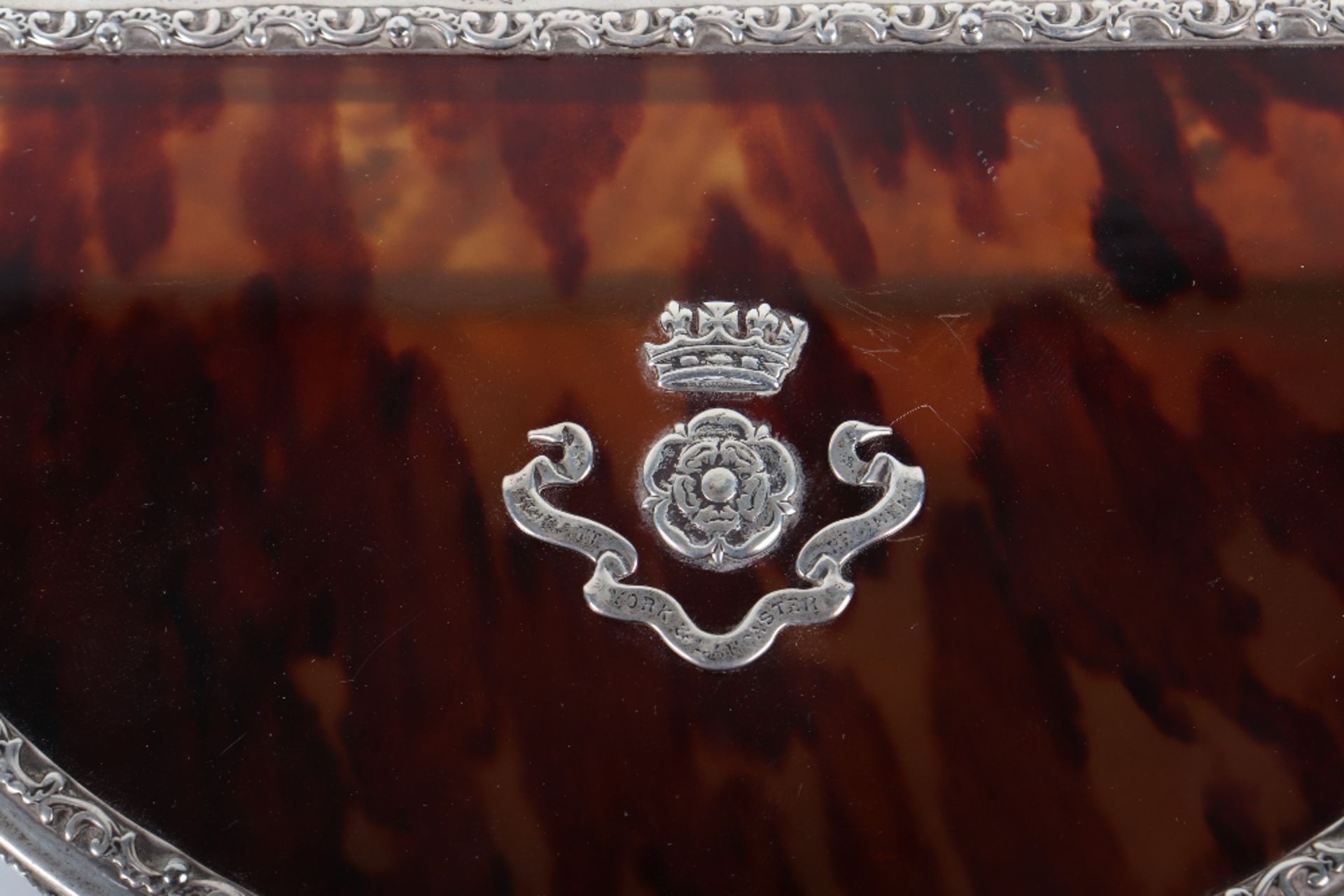 A silver and tortoiseshell Regimental box for the 5th Battalion York & Lancaster Regiment 1914, - Bild 10 aus 12