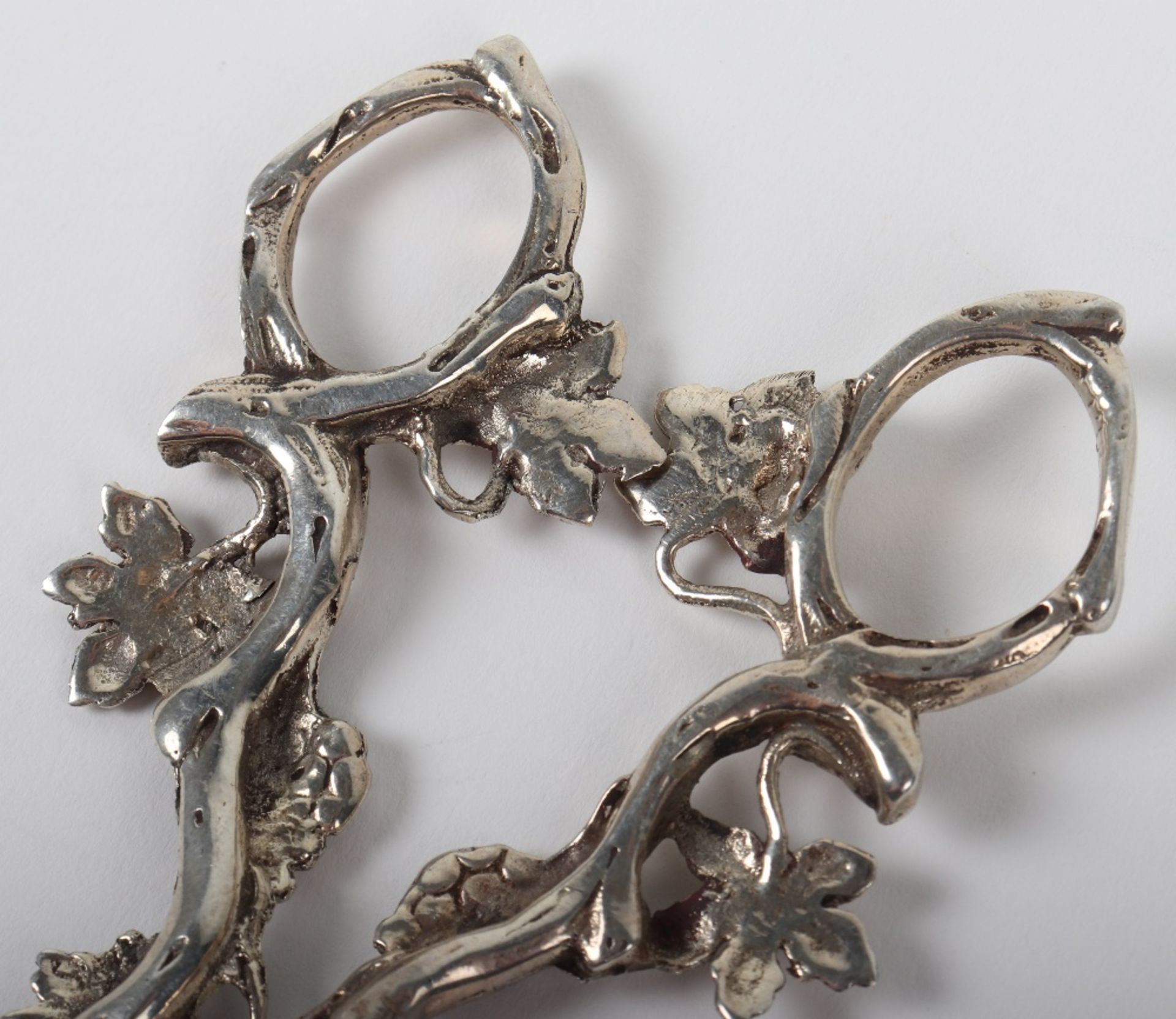 A pair of silver grape scissors, marked ‘Sterling’ - Bild 8 aus 10