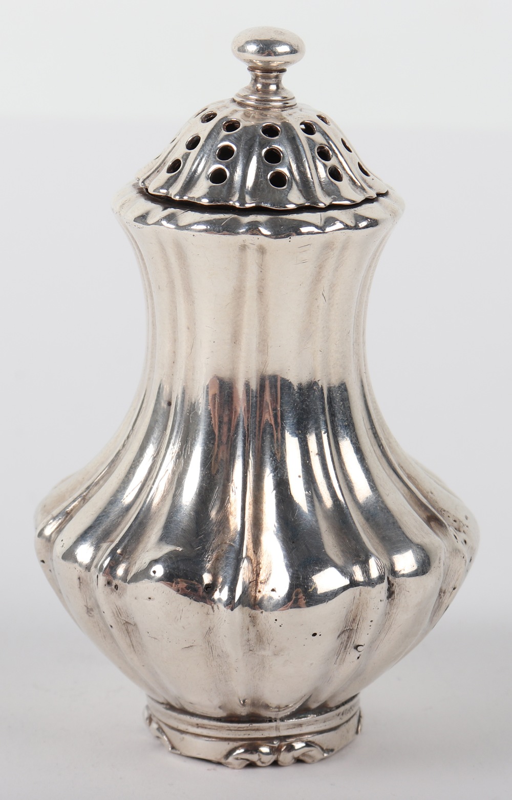 A George III shaker, London 1818 - Image 2 of 6