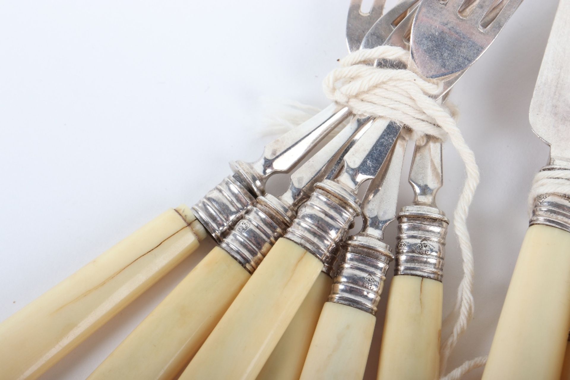 ^ A set of six silver and ivory knives and forks,Martin, Hall & Co, Sheffield - Bild 3 aus 5