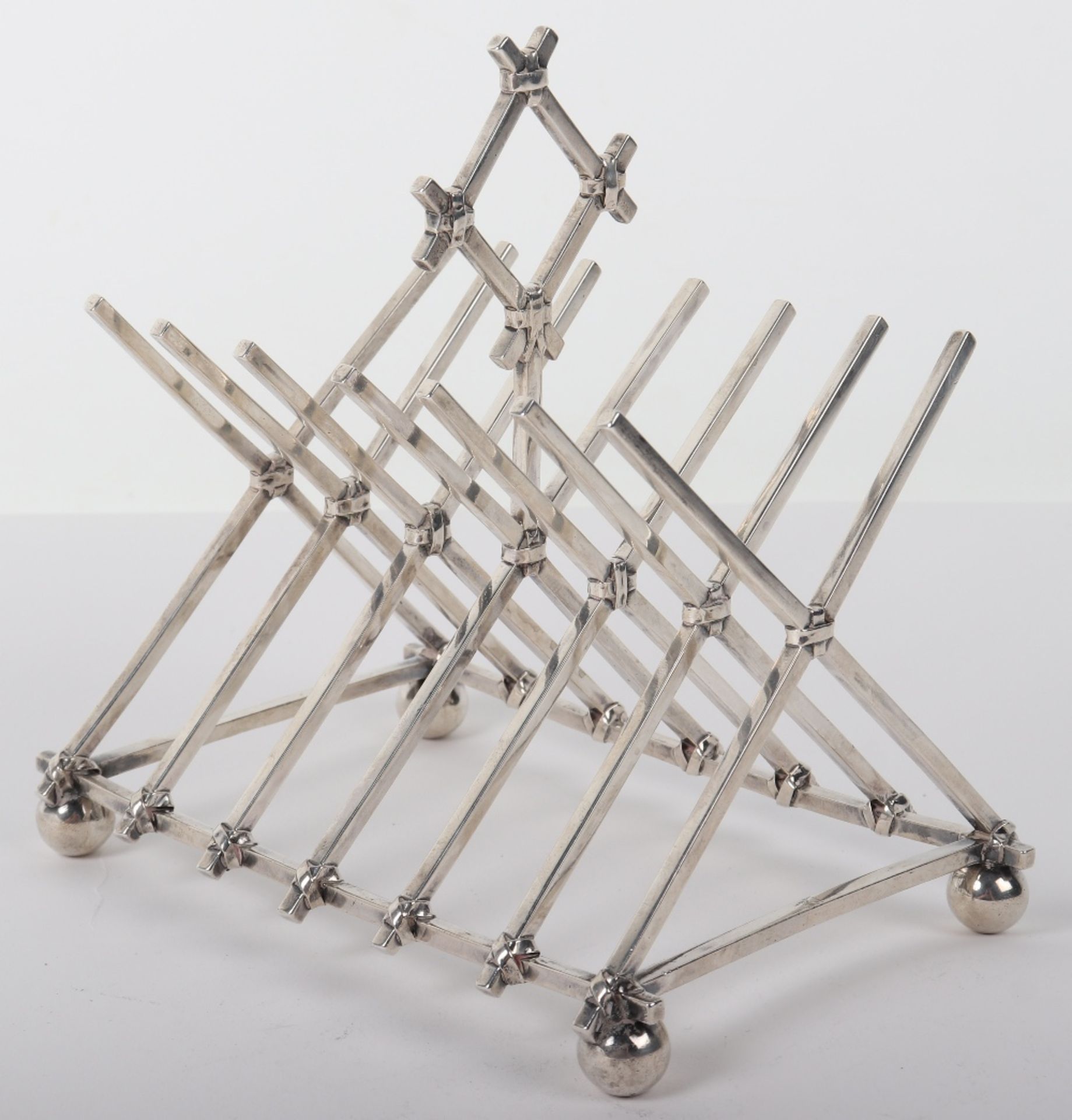 An unusual toast rack in the manner of Christopher Dresser, Hunt & Roskell, London 1867, - Bild 2 aus 10