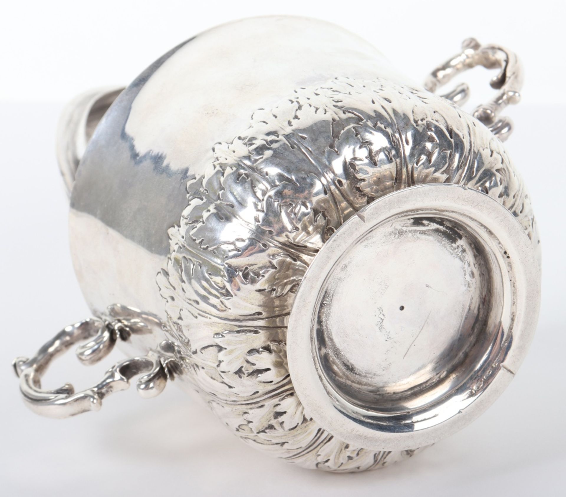 An 18th century porringer with cover, unmarked - Bild 9 aus 10