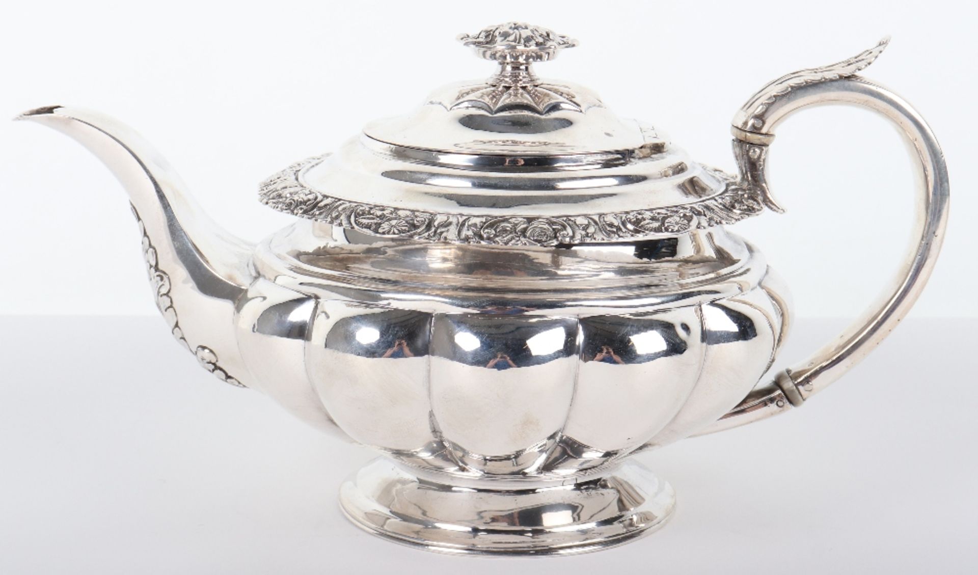 A George III silver teapot, London marks - Bild 3 aus 9