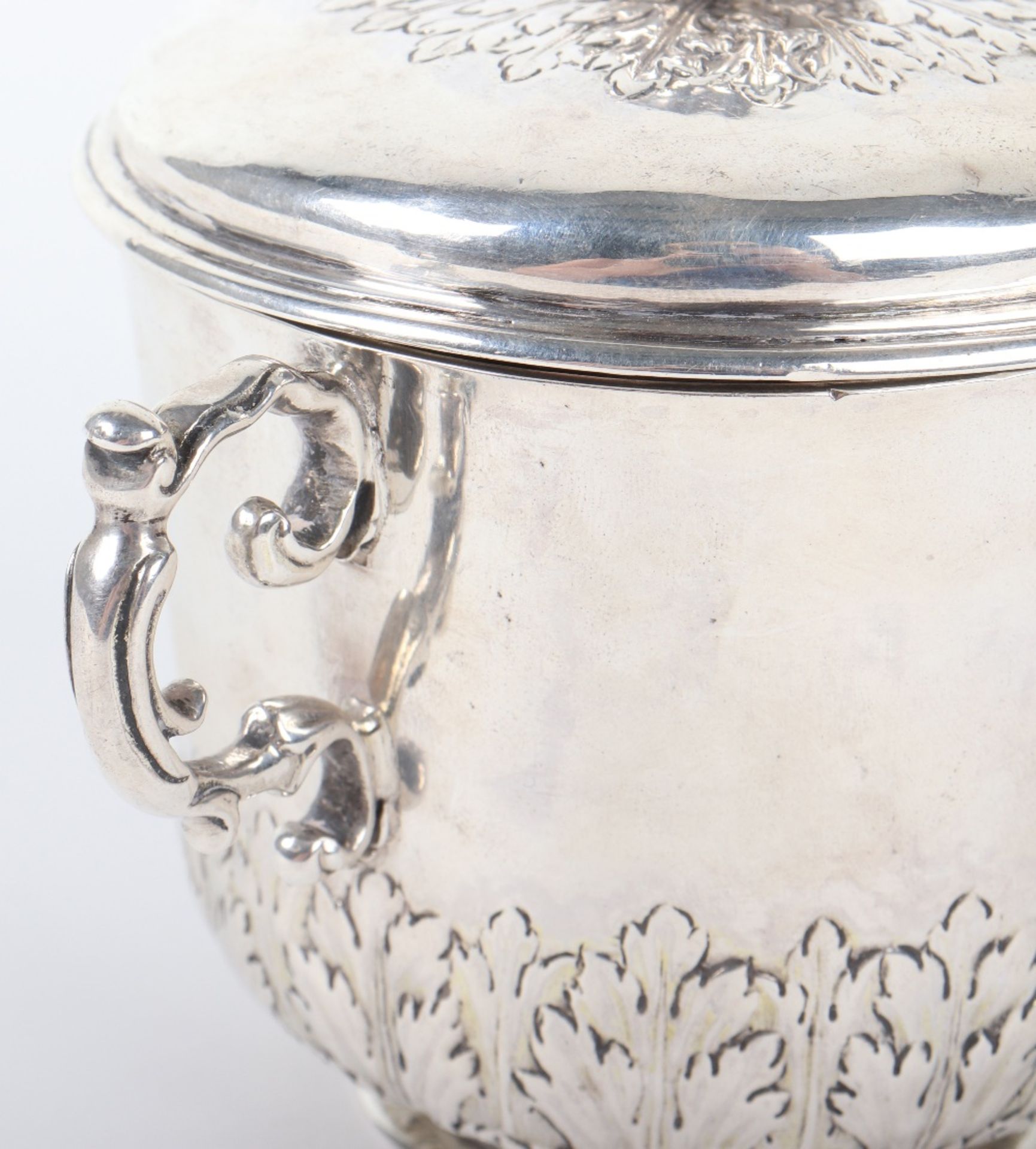 An 18th century porringer with cover, unmarked - Bild 6 aus 10