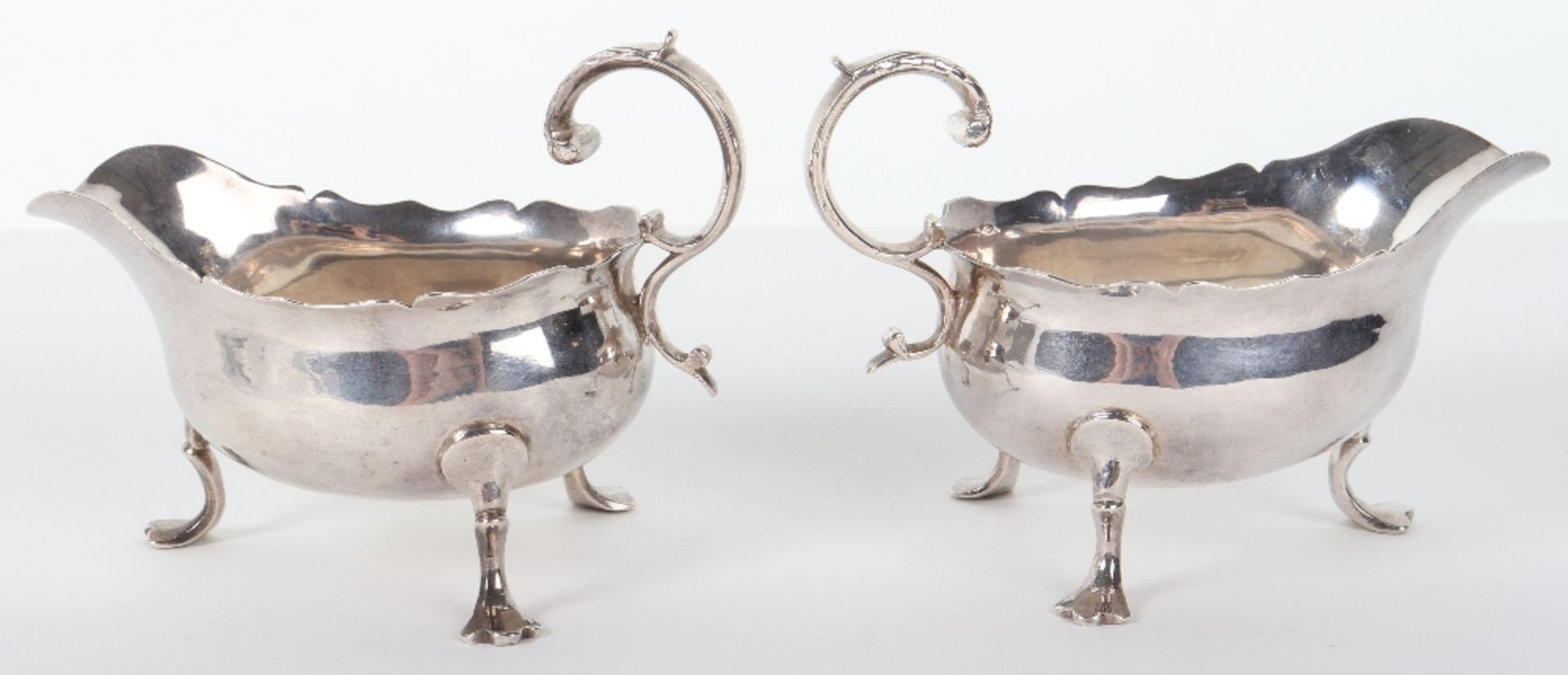 A pair of George II silver sauce boats of small proportions, Alexander Johnston, London 1759 - Bild 2 aus 8