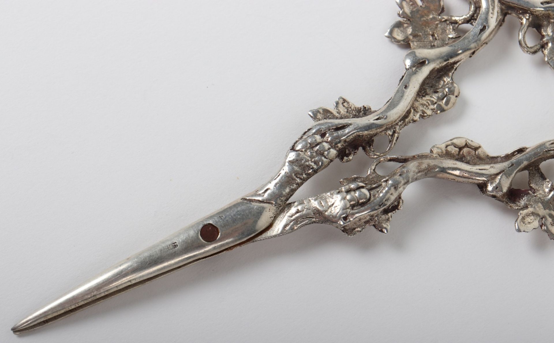 A pair of silver grape scissors, marked ‘Sterling’ - Bild 9 aus 10