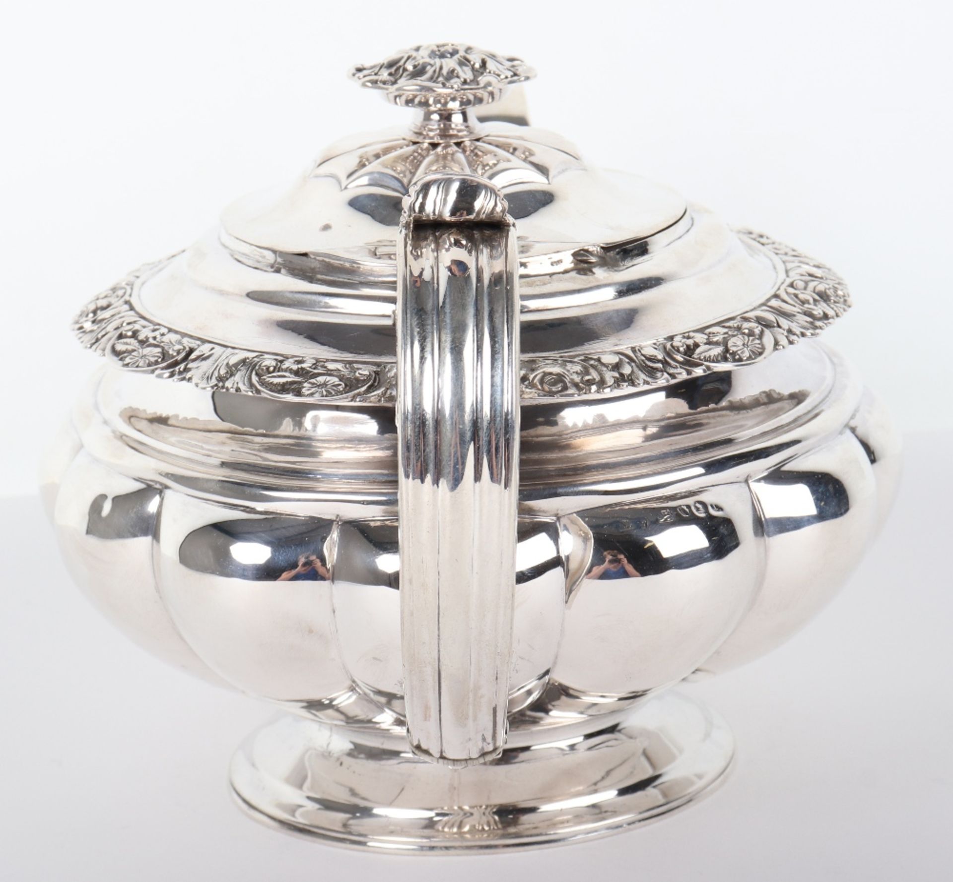 A George III silver teapot, London marks - Bild 4 aus 9