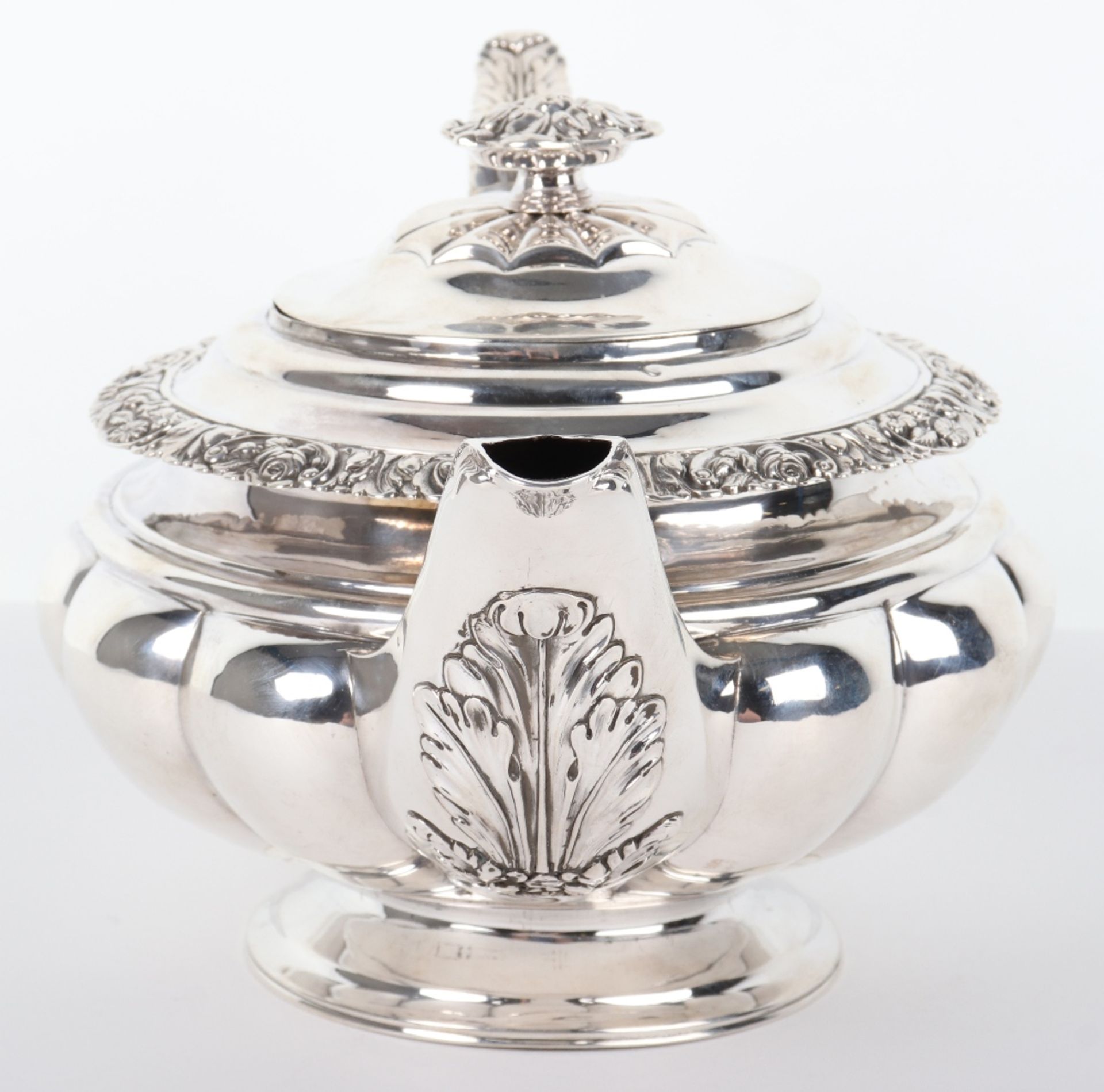 A George III silver teapot, London marks - Bild 2 aus 9