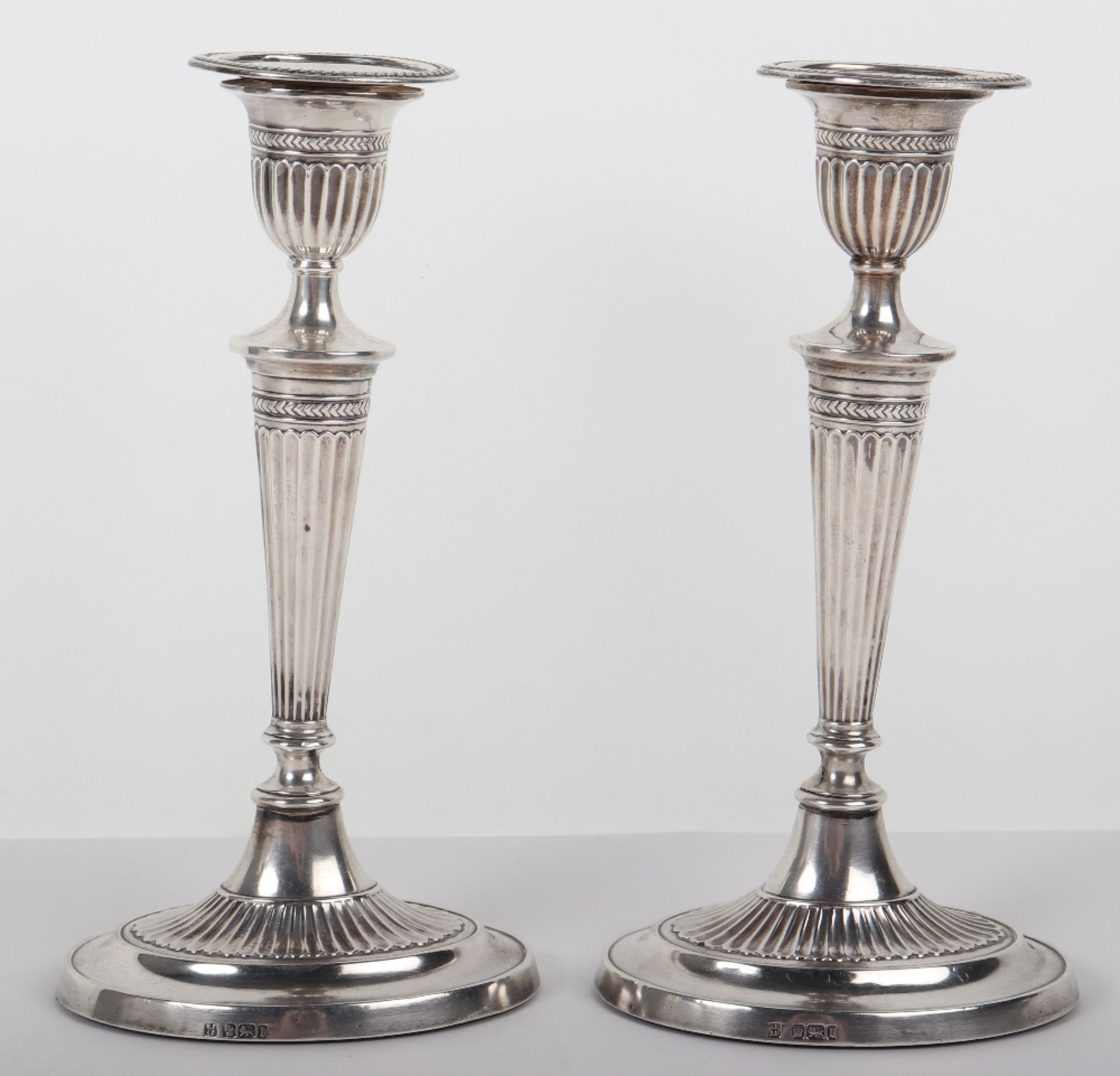 A pair of early 20th century silver candlesticks, Sheffield 1912 - Bild 2 aus 16