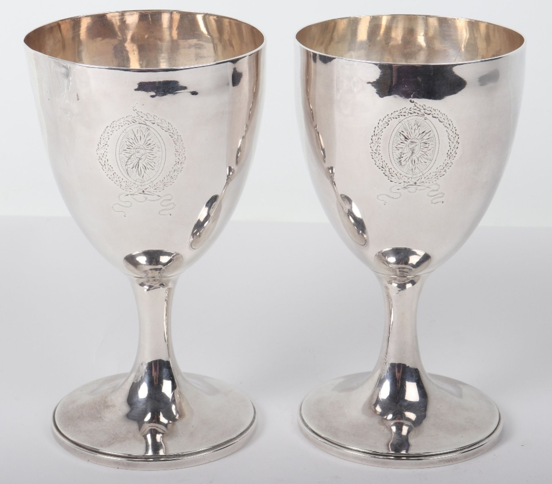 A pair of George III silver goblets, possibly John Dellmester, London 1835 - Bild 4 aus 9