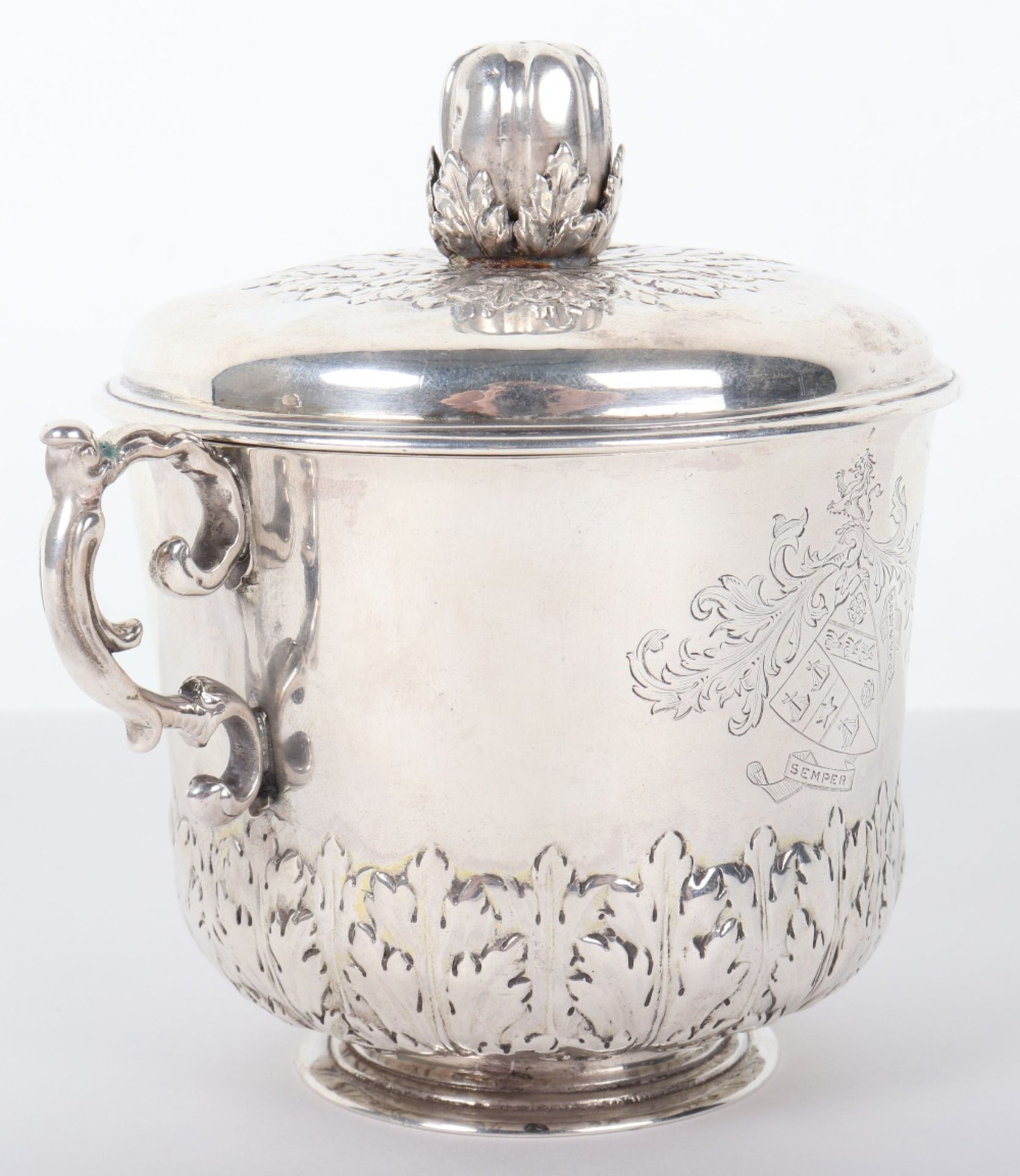 An 18th century porringer with cover, unmarked - Bild 4 aus 10