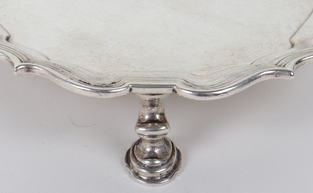 A pair of George II small salvers, Samuel Courtauld, London 1751 - Image 3 of 6