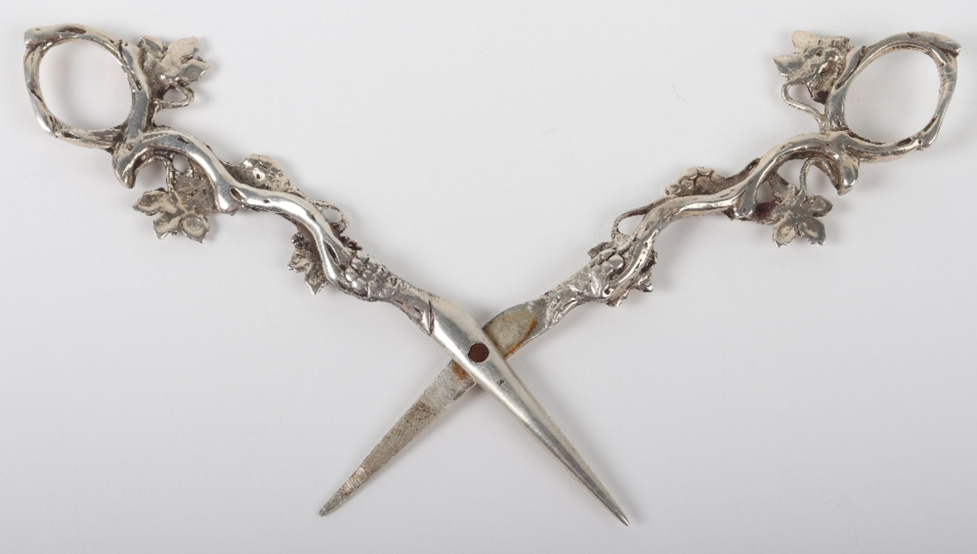 A pair of silver grape scissors, marked ‘Sterling’ - Bild 6 aus 10