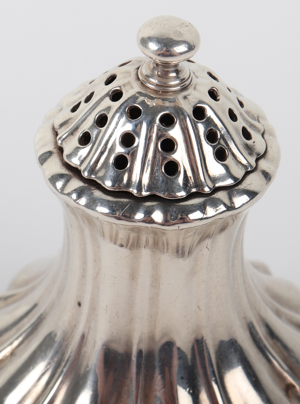 A George III shaker, London 1818 - Image 3 of 6