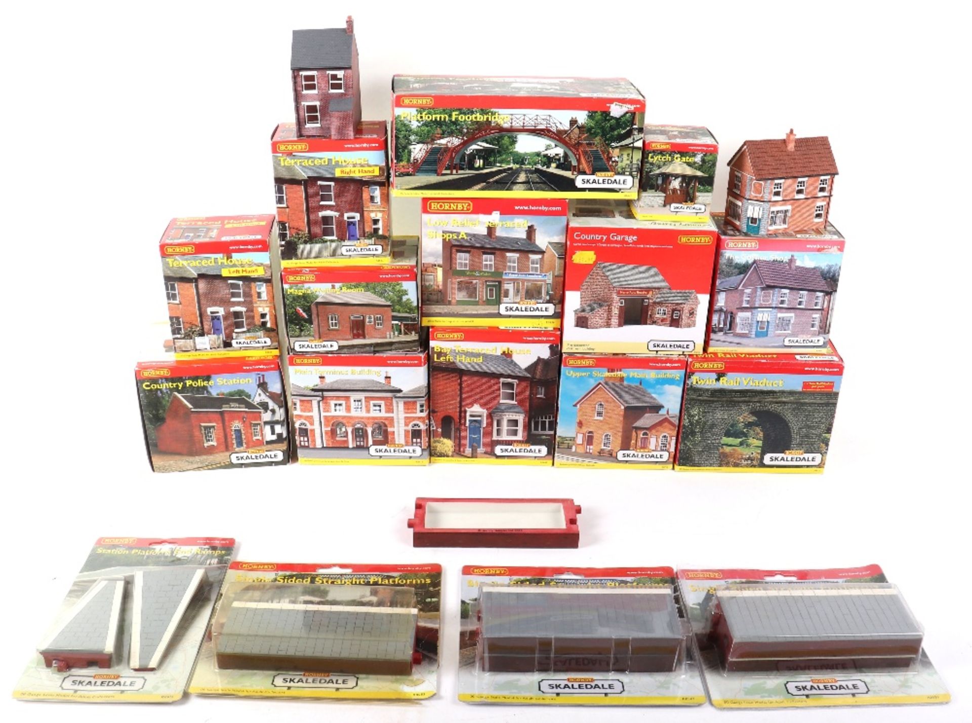 Collection of boxed Hornby track side buildings and accessories - Image 4 of 4