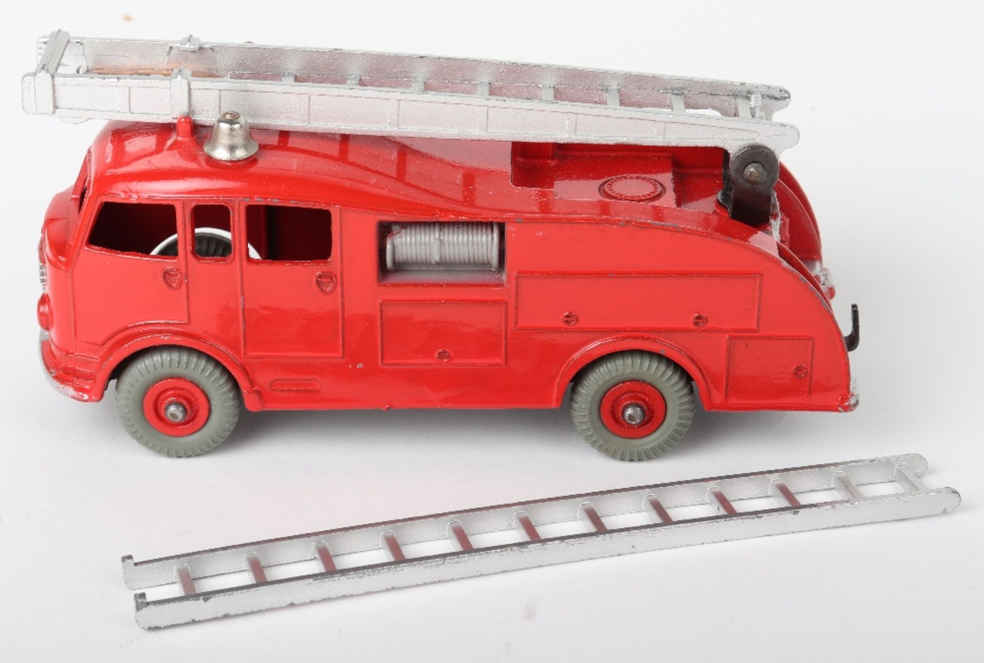 Dinky Toys 555 Commer Fire Engine - Bild 4 aus 6