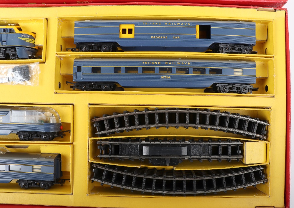 Tri-ang 00 gauge RS.14 Diesel Passenger train set - Image 3 of 6