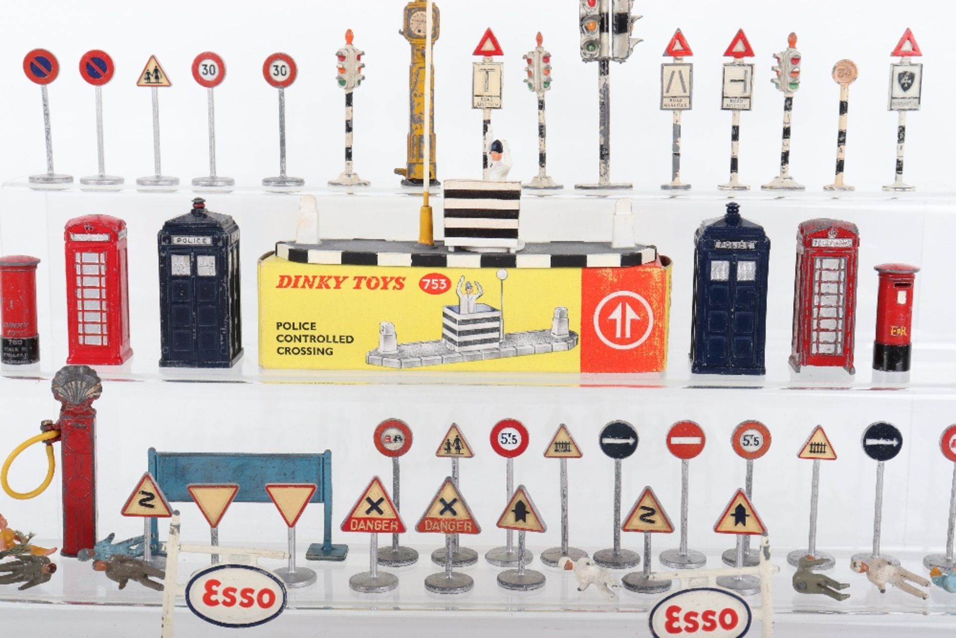 Dinky Toys Road Signs Accessories Petrol Pumps - Bild 4 aus 4