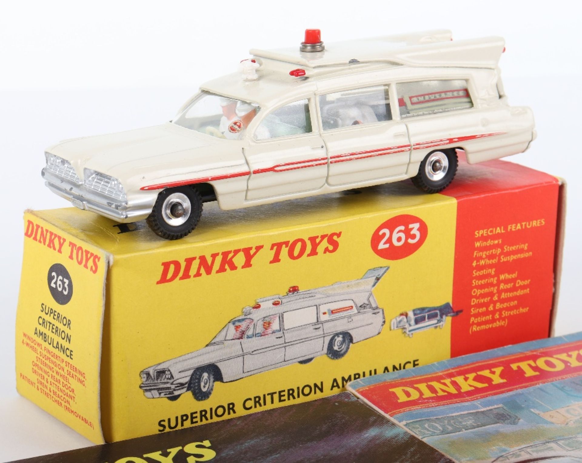 Dinky Toys 263 Superior Criterion Ambulance, with patient & stretcher - Bild 2 aus 4