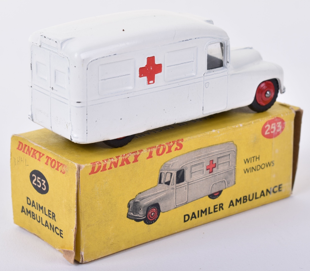 Dinky Toys 253 Daimler Ambulance with windows - Image 2 of 2